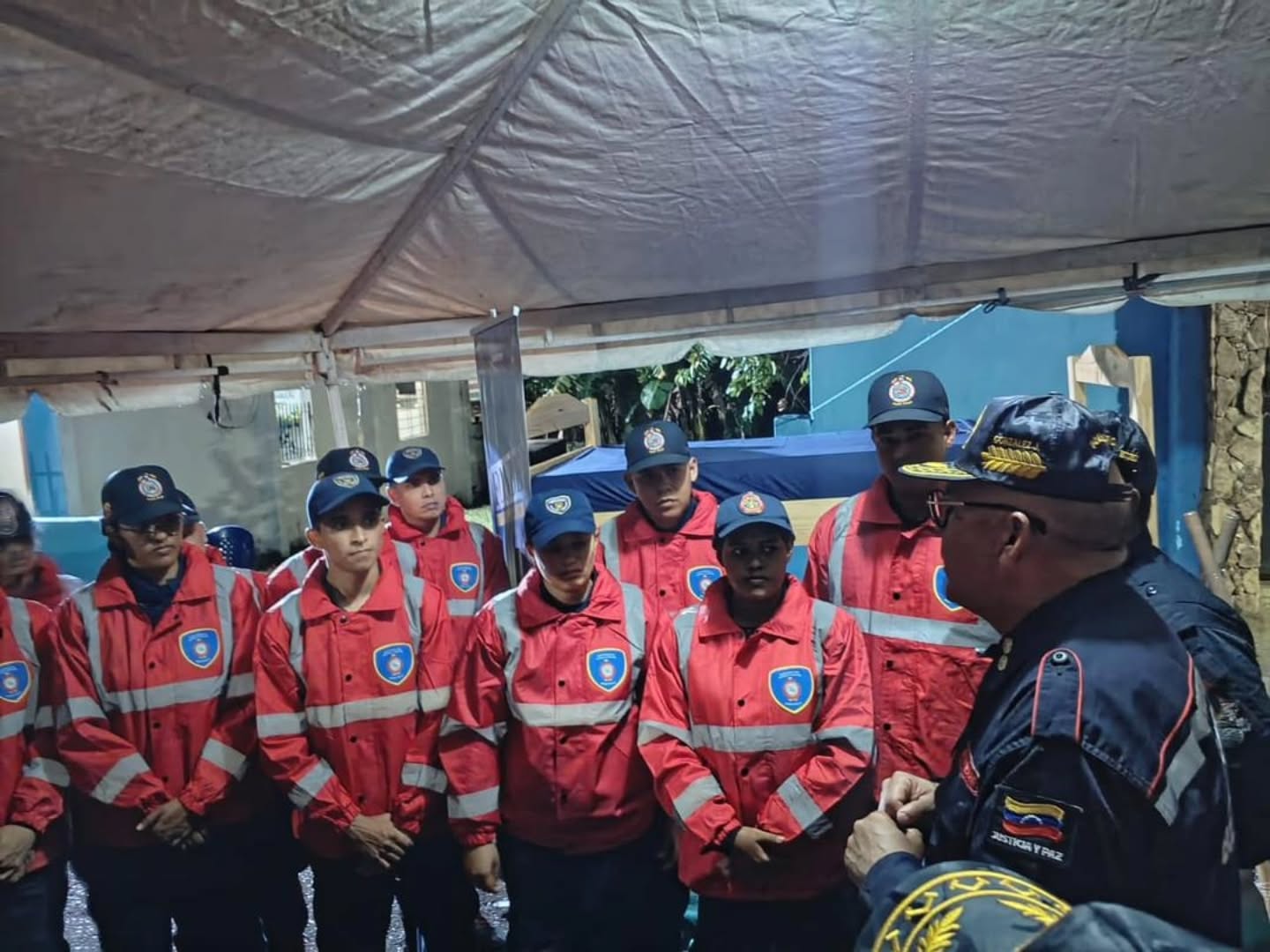 Siguiendo instrucciones de la Presidenta Encargada de la República Delcy Rodríguez y lineamientos del Vicepresidente Sectorial para la Seguridad Ciudadana y Paz Capitán Diosdado Cabello Rondón, y de el Viceministro para la Gestión de Riesgo Alm. Juan Oti Paituvi, el Primer General (B) PhD. Juan Carlos González, Director General Nacional de Bomberos y Presidente del FONBE, llevó a cabo un acto significativo que refleja el firme compromiso y apoyo hacia los héroes de azul y rojo de todo el territorio nacional, en el mismo se realizo la entrega de herramientas, chaquetas, camas, colchones, juegos de sabana y materiales y equipos.
Esta dotación no es solo una inversión en la seguridad de nuestros bomberos; es un símbolo de reconocimiento y respeto hacia quienes, con valentía y dedicación, enfrentan cada día los desafíos que trae la emergencia. Cada herramienta y cada equipo entregado representan una promesa de protección para aquellos que no dudan en arriesgar sus vidas por el bienestar de nuestras comunidades.
En esta oportunidad el Cuerpo de Bomberos del Estado Falcón fue uno de los grandes beneficiados. El entusiasmo y la gratitud del personal se hicieron palpables, reflejando el apoyo y la confianza que se depositan en su noble labor. El Primer General enfatizó la importancia de seguir avanzando juntos hacia un futuro donde la seguridad de nuestros héroes sea siempre nuestra prioridad, recordándonos que su valentía es el pilar sobre el cual se construye el bienestar de nuestra nación.
@minjusticia_ve @mazo4f @dcabellor @vgrpc_mijp @otipaituvi @jgonzalezgeneral #juntosporlavidaylapaz #Bomberos #SeguridadCiudadana #GestiónDeRiesgos #FONBE