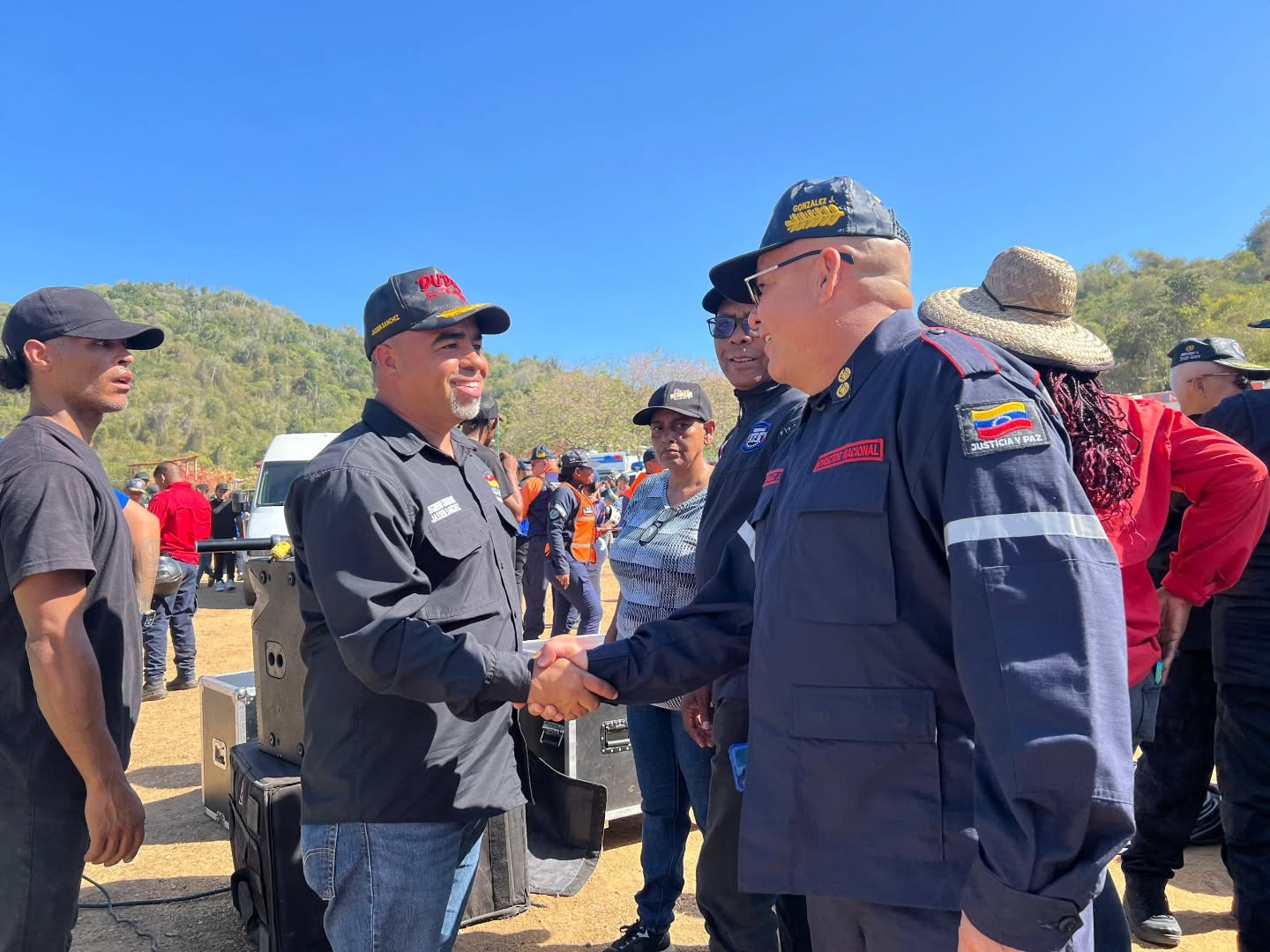 Siguiendo instrucciones de la Presidenta Encargada de la República Delcy Rodríguez y lineamientos del Vicepresidente Sectorial para la Seguridad Ciudadana y Paz Capitán Diosdado Cabello Rondón y el Viceministro de Gestión de Riesgo Alm. Juan Oti Paituvi, el Primer General (B) Juan Carlos González, Director General Nacional de Bomberos y Presidente del FONBE, hizo acto de presencia en el Despliegue del Dispositivo de Seguridad y Prevención "Carnavales Seguros 2026", en Higuerote, Municipio Brión del estado Miranda, así mismo también asistieron la Comandante del Cuerpo de Bomberos de Miranda, General Laura Gerardi, y el gobernador de la entidad
El objetivo de este operativo es garantizar la seguridad y el bienestar de todos los asistentes a las festividades, promoviendo un ambiente de disfrute y tranquilidad. Con un equipo multidisciplinario de profesionales y voluntarios, se implementarán medidas de prevención y atención ante cualquier eventualidad.
En este contexto, de propició la creación de la Brigada Náutica del Cuerpo de Bomberos del Estado Miranda, que se encargará de responder a emergencias en cuerpos de agua, fortaleciendo así la capacidad de respuesta ante incidentes acuáticos durante esta y otras festividades.
El Primer General destacó la importancia de la colaboración entre las instituciones y la comunidad: "Nuestro compromiso es asegurar que todos puedan disfrutar de los carnavales de manera segura. La prevención y la atención oportuna son nuestras prioridades".
@minjusticia_ve @mazo4f @dcabellor @vgrpc_mijp @otipaituvi @jgonzalezgeneral #juntosporlavidaylapaz #Bomberos #SeguridadCiudadana #GestiónDeRiesgos #FONBE