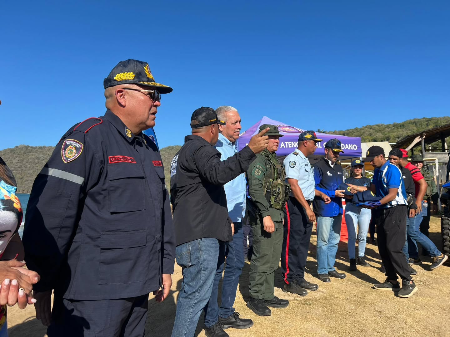 Siguiendo instrucciones de la Presidenta Encargada de la República Delcy Rodríguez y lineamientos del Vicepresidente Sectorial para la Seguridad Ciudadana y Paz Capitán Diosdado Cabello Rondón y el Viceministro de Gestión de Riesgo Alm. Juan Oti Paituvi, el Primer General (B) Juan Carlos González, Director General Nacional de Bomberos y Presidente del FONBE, hizo acto de presencia en el Despliegue del Dispositivo de Seguridad y Prevención "Carnavales Seguros 2026", en Higuerote, Municipio Brión del estado Miranda, así mismo también asistieron la Comandante del Cuerpo de Bomberos de Miranda, General Laura Gerardi, y el gobernador de la entidad
El objetivo de este operativo es garantizar la seguridad y el bienestar de todos los asistentes a las festividades, promoviendo un ambiente de disfrute y tranquilidad. Con un equipo multidisciplinario de profesionales y voluntarios, se implementarán medidas de prevención y atención ante cualquier eventualidad.
En este contexto, de propició la creación de la Brigada Náutica del Cuerpo de Bomberos del Estado Miranda, que se encargará de responder a emergencias en cuerpos de agua, fortaleciendo así la capacidad de respuesta ante incidentes acuáticos durante esta y otras festividades.
El Primer General destacó la importancia de la colaboración entre las instituciones y la comunidad: "Nuestro compromiso es asegurar que todos puedan disfrutar de los carnavales de manera segura. La prevención y la atención oportuna son nuestras prioridades".
@minjusticia_ve @mazo4f @dcabellor @vgrpc_mijp @otipaituvi @jgonzalezgeneral #juntosporlavidaylapaz #Bomberos #SeguridadCiudadana #GestiónDeRiesgos #FONBE