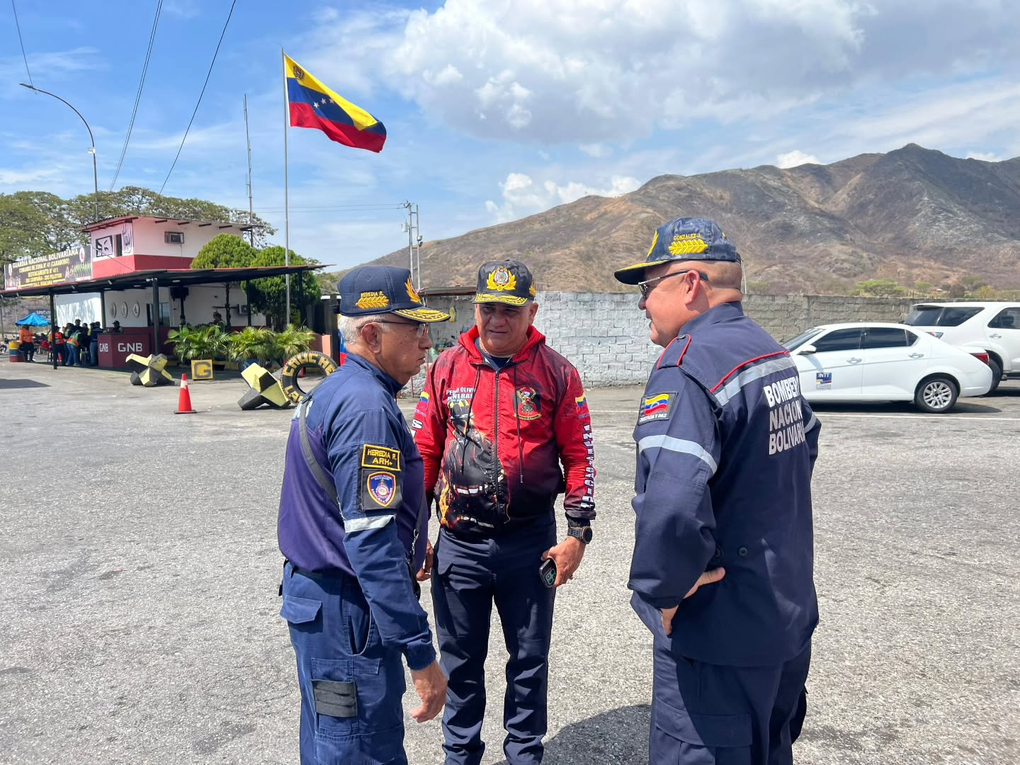 ¡Carnavales Seguros 2026!
Hoy, el Primer General (B) Juan Carlos González, Director General Nacional de Bomberos y presidente del FONBE, ha llevado a cabo un recorrido por los puntos de control del dispositivo "Carnavales Seguros 2026" en el estado Carabobo. Durante su visita, el Primer General ha resaltado la importancia de asegurar la prevención de incidentes y el bienestar de todos los ciudadanos durante estas festividades.
Con el apoyo del FONBE, se están realizando entregas de refrigerios, hidratación e insumos esenciales a todos los funcionarios presentes en los puntos de control. Este esfuerzo conjunto busca garantizar que nuestros valientes bomberos y rescatistas cuenten con lo necesario para desempeñar su labor de manera efectiva y contribuir al disfrute seguro de los carnavales.
Agradecemos a todos nuestros héroes del día a día, que trabajan incansablemente para que cada celebración sea memorable y, sobre todo, segura. ¡Sigamos disfrutando de estas festividades con responsabilidad y alegría!
@minjusticia_ve @mazo4f @dcabellor @vgrpc_mijp @otipaituvi @jgonzalezgeneral
#Bomberos #SeguridadCiudadana #GestiónDeRiesgos #FONBE #CarnavalesSeguros2026