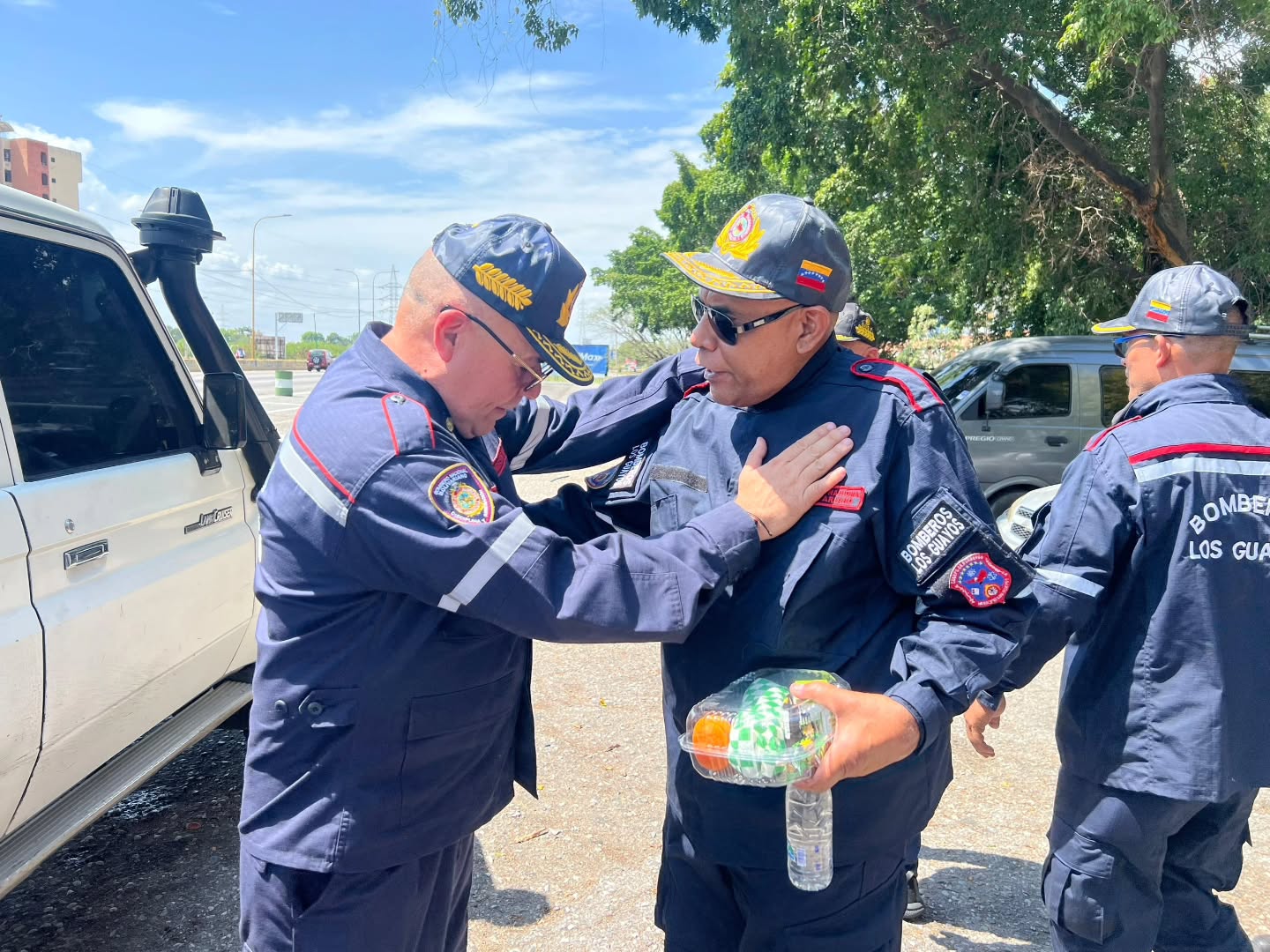 ¡Carnavales Seguros 2026!
Hoy, el Primer General (B) Juan Carlos González, Director General Nacional de Bomberos y presidente del FONBE, ha llevado a cabo un recorrido por los puntos de control del dispositivo "Carnavales Seguros 2026" en el estado Carabobo. Durante su visita, el Primer General ha resaltado la importancia de asegurar la prevención de incidentes y el bienestar de todos los ciudadanos durante estas festividades.
Con el apoyo del FONBE, se están realizando entregas de refrigerios, hidratación e insumos esenciales a todos los funcionarios presentes en los puntos de control. Este esfuerzo conjunto busca garantizar que nuestros valientes bomberos y rescatistas cuenten con lo necesario para desempeñar su labor de manera efectiva y contribuir al disfrute seguro de los carnavales.
Agradecemos a todos nuestros héroes del día a día, que trabajan incansablemente para que cada celebración sea memorable y, sobre todo, segura. ¡Sigamos disfrutando de estas festividades con responsabilidad y alegría!
@minjusticia_ve @mazo4f @dcabellor @vgrpc_mijp @otipaituvi @jgonzalezgeneral
#Bomberos #SeguridadCiudadana #GestiónDeRiesgos #FONBE #CarnavalesSeguros2026