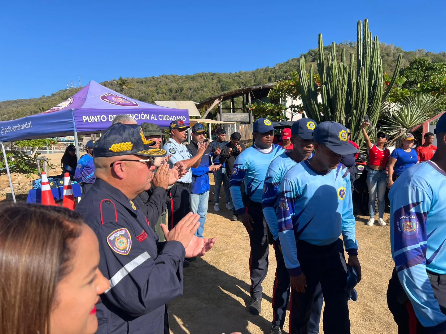 Siguiendo instrucciones de la Presidenta Encargada de la República Delcy Rodríguez y lineamientos del Vicepresidente Sectorial para la Seguridad Ciudadana y Paz Capitán Diosdado Cabello Rondón y el Viceministro de Gestión de Riesgo Alm. Juan Oti Paituvi, el Primer General (B) Juan Carlos González, Director General Nacional de Bomberos y Presidente del FONBE, hizo acto de presencia en el Despliegue del Dispositivo de Seguridad y Prevención "Carnavales Seguros 2026", en Higuerote, Municipio Brión del estado Miranda, así mismo también asistieron la Comandante del Cuerpo de Bomberos de Miranda, General Laura Gerardi, y el gobernador de la entidad
El objetivo de este operativo es garantizar la seguridad y el bienestar de todos los asistentes a las festividades, promoviendo un ambiente de disfrute y tranquilidad. Con un equipo multidisciplinario de profesionales y voluntarios, se implementarán medidas de prevención y atención ante cualquier eventualidad.
En este contexto, de propició la creación de la Brigada Náutica del Cuerpo de Bomberos del Estado Miranda, que se encargará de responder a emergencias en cuerpos de agua, fortaleciendo así la capacidad de respuesta ante incidentes acuáticos durante esta y otras festividades.
El Primer General destacó la importancia de la colaboración entre las instituciones y la comunidad: "Nuestro compromiso es asegurar que todos puedan disfrutar de los carnavales de manera segura. La prevención y la atención oportuna son nuestras prioridades".
@minjusticia_ve @mazo4f @dcabellor @vgrpc_mijp @otipaituvi @jgonzalezgeneral #juntosporlavidaylapaz #Bomberos #SeguridadCiudadana #GestiónDeRiesgos #FONBE