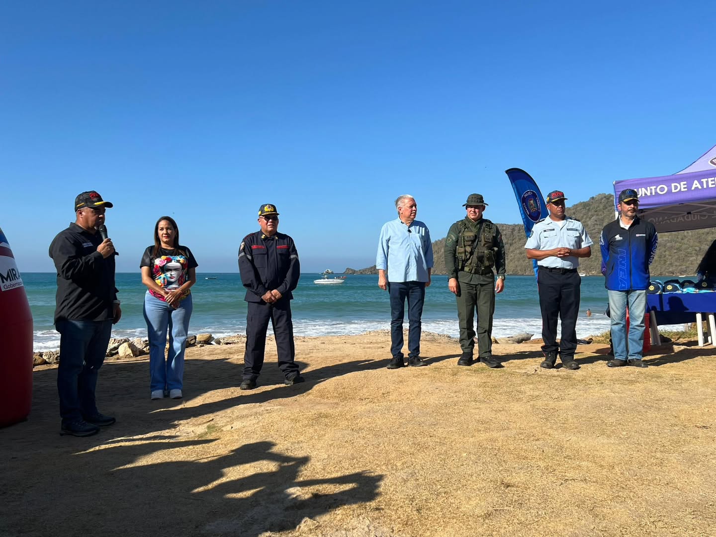 Siguiendo instrucciones de la Presidenta Encargada de la República Delcy Rodríguez y lineamientos del Vicepresidente Sectorial para la Seguridad Ciudadana y Paz Capitán Diosdado Cabello Rondón y el Viceministro de Gestión de Riesgo Alm. Juan Oti Paituvi, el Primer General (B) Juan Carlos González, Director General Nacional de Bomberos y Presidente del FONBE, hizo acto de presencia en el Despliegue del Dispositivo de Seguridad y Prevención "Carnavales Seguros 2026", en Higuerote, Municipio Brión del estado Miranda, así mismo también asistieron la Comandante del Cuerpo de Bomberos de Miranda, General Laura Gerardi, y el gobernador de la entidad
El objetivo de este operativo es garantizar la seguridad y el bienestar de todos los asistentes a las festividades, promoviendo un ambiente de disfrute y tranquilidad. Con un equipo multidisciplinario de profesionales y voluntarios, se implementarán medidas de prevención y atención ante cualquier eventualidad.
En este contexto, de propició la creación de la Brigada Náutica del Cuerpo de Bomberos del Estado Miranda, que se encargará de responder a emergencias en cuerpos de agua, fortaleciendo así la capacidad de respuesta ante incidentes acuáticos durante esta y otras festividades.
El Primer General destacó la importancia de la colaboración entre las instituciones y la comunidad: "Nuestro compromiso es asegurar que todos puedan disfrutar de los carnavales de manera segura. La prevención y la atención oportuna son nuestras prioridades".
@minjusticia_ve @mazo4f @dcabellor @vgrpc_mijp @otipaituvi @jgonzalezgeneral #juntosporlavidaylapaz #Bomberos #SeguridadCiudadana #GestiónDeRiesgos #FONBE