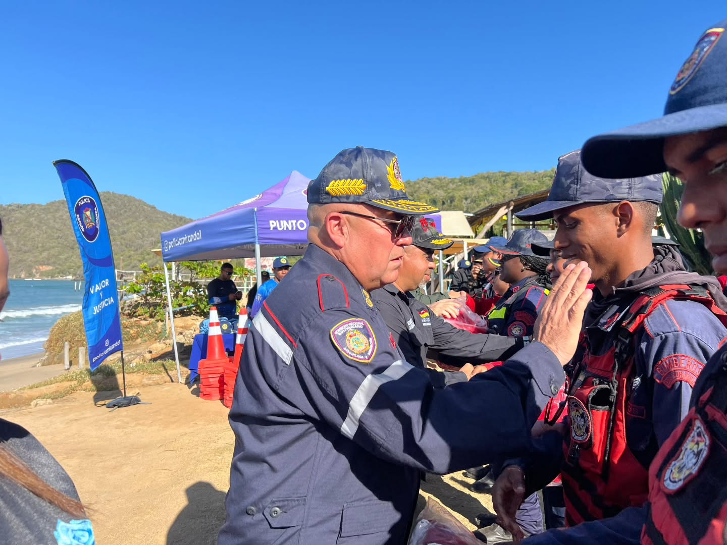 Siguiendo instrucciones de la Presidenta Encargada de la República Delcy Rodríguez y lineamientos del Vicepresidente Sectorial para la Seguridad Ciudadana y Paz Capitán Diosdado Cabello Rondón y el Viceministro de Gestión de Riesgo Alm. Juan Oti Paituvi, el Primer General (B) Juan Carlos González, Director General Nacional de Bomberos y Presidente del FONBE, hizo acto de presencia en el Despliegue del Dispositivo de Seguridad y Prevención "Carnavales Seguros 2026", en Higuerote, Municipio Brión del estado Miranda, así mismo también asistieron la Comandante del Cuerpo de Bomberos de Miranda, General Laura Gerardi, y el gobernador de la entidad
El objetivo de este operativo es garantizar la seguridad y el bienestar de todos los asistentes a las festividades, promoviendo un ambiente de disfrute y tranquilidad. Con un equipo multidisciplinario de profesionales y voluntarios, se implementarán medidas de prevención y atención ante cualquier eventualidad.
En este contexto, de propició la creación de la Brigada Náutica del Cuerpo de Bomberos del Estado Miranda, que se encargará de responder a emergencias en cuerpos de agua, fortaleciendo así la capacidad de respuesta ante incidentes acuáticos durante esta y otras festividades.
El Primer General destacó la importancia de la colaboración entre las instituciones y la comunidad: "Nuestro compromiso es asegurar que todos puedan disfrutar de los carnavales de manera segura. La prevención y la atención oportuna son nuestras prioridades".
@minjusticia_ve @mazo4f @dcabellor @vgrpc_mijp @otipaituvi @jgonzalezgeneral #juntosporlavidaylapaz #Bomberos #SeguridadCiudadana #GestiónDeRiesgos #FONBE