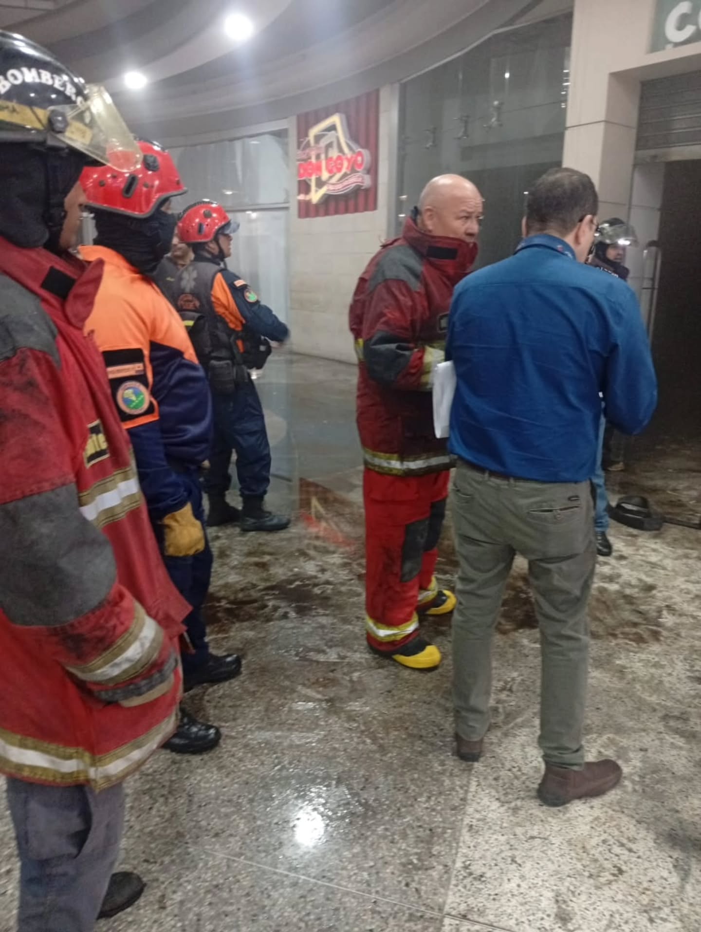 Éxito en la Extinción de Incendio en el Centro Comercial Líder de La California en Caracas.
El Primer General (B) Postdoc. Juan Carlos González lideró con valentía la operación del Cuerpo de Bomberos de Caracas en el establecimiento de comida Hiromi Sushi del Centro Comercial Líder en La California, parroquia Leoncio Martínez
Bajo directrices de el Primer General al menos 10 unidades se desplegaron en la localidad, logrando confinar el fuego y evitar su propagación en los comercios contiguos.
Gracias a su dedicación y esfuerzo, la situación fue controlada, protegiendo a la localidad y minimizando daños, se logró el desalojo de 500 personas en el Centro Comercial.
Agradecemos a todos los héroes que participaron en esta vital misión. Su compromiso y valentía son un ejemplo para todos. 💪🚒
#BomberosMiranda #Héroes #IncendioControlado #JuanCarlosGonzález
