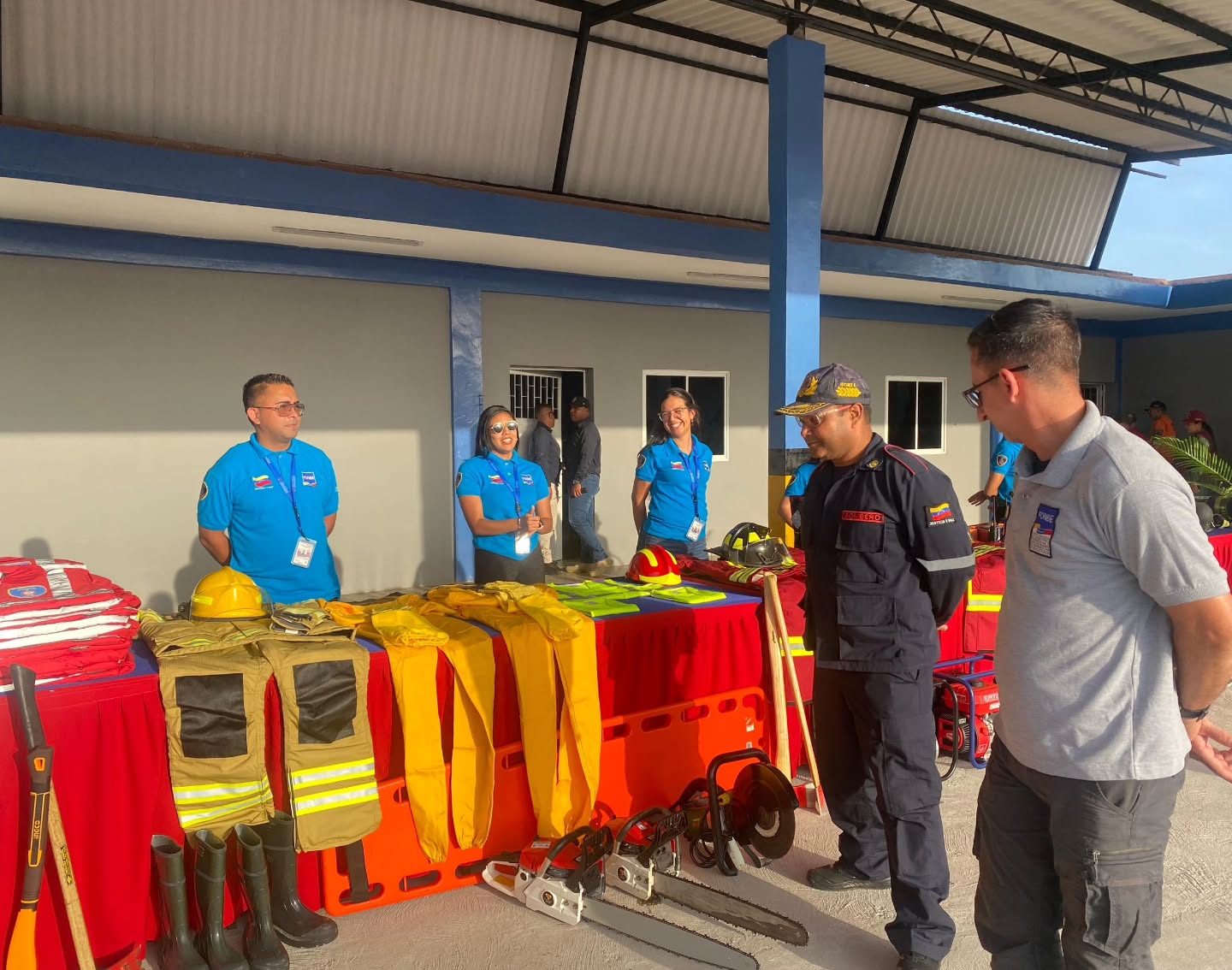 En un emotivo acto este viernes, se inauguró la nueva estación del Cuerpo de Bomberos del Estado Falcón en el municipio Carirubana, específicamente en la hermosa Península de Paraguana. Este importante evento fue encabezado por el Gobernador de la entidad, quien estuvo acompañado por el Primer General Juan Carlos González, Director General Nacional de Bomberos y Presidente del FOMBE.
La inauguración de esta estación representa un hito significativo en la atención y seguridad de la comunidad, gracias a la colaboración entre el FONBE y la DGNB. Ambos organismos han trabajado incansablemente en equipo para fortalecer la infraestructura y la dotación de equipos, asegurando que nuestros valientes bomberos cuenten con las herramientas necesarias para enfrentar cualquier emergencia.
El Primer General Juan Carlos González destacó la importancia de esta nueva estación, subrayando que "este es uno de los primeros cuerpos de bomberos 100% recuperados del territorio nacional". Sus palabras resonaron en los presentes, inspirando a todos los miembros del cuerpo de bomberos y a la comunidad, reafirmando el compromiso de brindar un servicio de calidad y valentía ante cualquier situación que amenace la seguridad de los ciudadanos.
La participación activa de la DGNB y el FONBE fue fundamental en esta inauguración, simbolizando la unión de esfuerzos para garantizar la protección de nuestra población. La dotación de equipos y recursos es una muestra del compromiso de las autoridades con la seguridad y bienestar de los falconianos.
La nueva estación del Cuerpo de Bomberos en Carirubana no solo será un centro de operaciones, sino también un símbolo de esperanza y protección para todos. Con esta inauguración, se da un paso firme hacia un futuro más seguro para la comunidad de Paraguana.