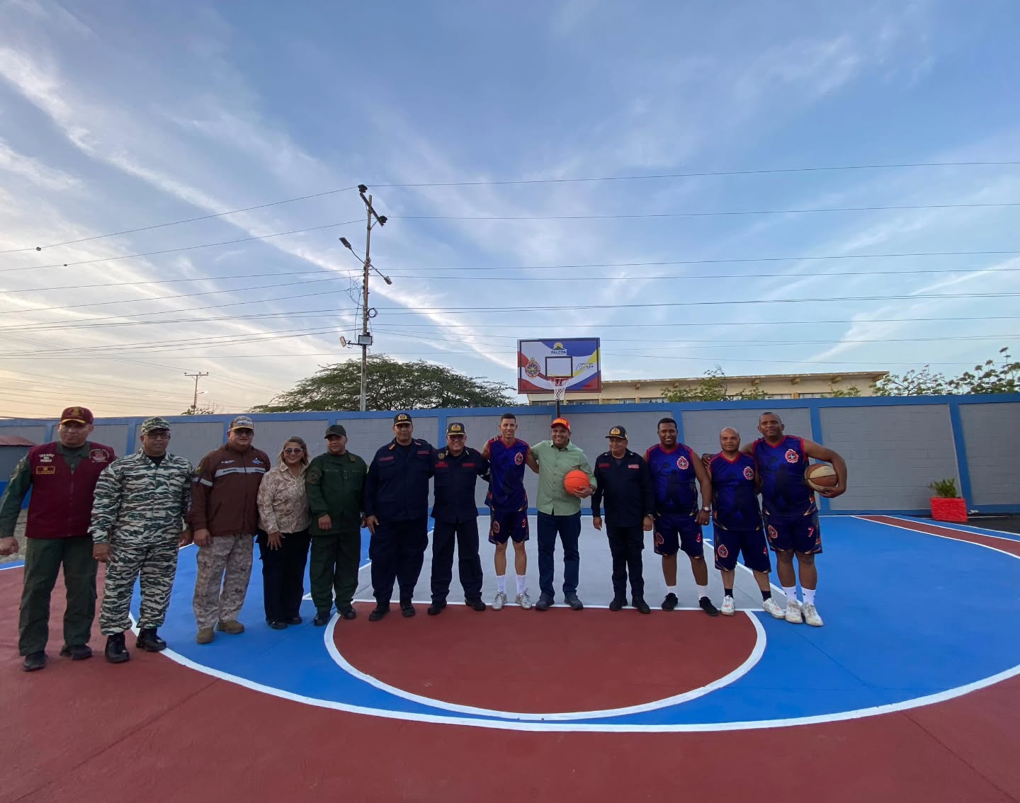 En un emotivo acto este viernes, se inauguró la nueva estación del Cuerpo de Bomberos del Estado Falcón en el municipio Carirubana, específicamente en la hermosa Península de Paraguana. Este importante evento fue encabezado por el Gobernador de la entidad, quien estuvo acompañado por el Primer General Juan Carlos González, Director General Nacional de Bomberos y Presidente del FOMBE.
La inauguración de esta estación representa un hito significativo en la atención y seguridad de la comunidad, gracias a la colaboración entre el FONBE y la DGNB. Ambos organismos han trabajado incansablemente en equipo para fortalecer la infraestructura y la dotación de equipos, asegurando que nuestros valientes bomberos cuenten con las herramientas necesarias para enfrentar cualquier emergencia.
El Primer General Juan Carlos González destacó la importancia de esta nueva estación, subrayando que "este es uno de los primeros cuerpos de bomberos 100% recuperados del territorio nacional". Sus palabras resonaron en los presentes, inspirando a todos los miembros del cuerpo de bomberos y a la comunidad, reafirmando el compromiso de brindar un servicio de calidad y valentía ante cualquier situación que amenace la seguridad de los ciudadanos.
La participación activa de la DGNB y el FONBE fue fundamental en esta inauguración, simbolizando la unión de esfuerzos para garantizar la protección de nuestra población. La dotación de equipos y recursos es una muestra del compromiso de las autoridades con la seguridad y bienestar de los falconianos.
La nueva estación del Cuerpo de Bomberos en Carirubana no solo será un centro de operaciones, sino también un símbolo de esperanza y protección para todos. Con esta inauguración, se da un paso firme hacia un futuro más seguro para la comunidad de Paraguana.