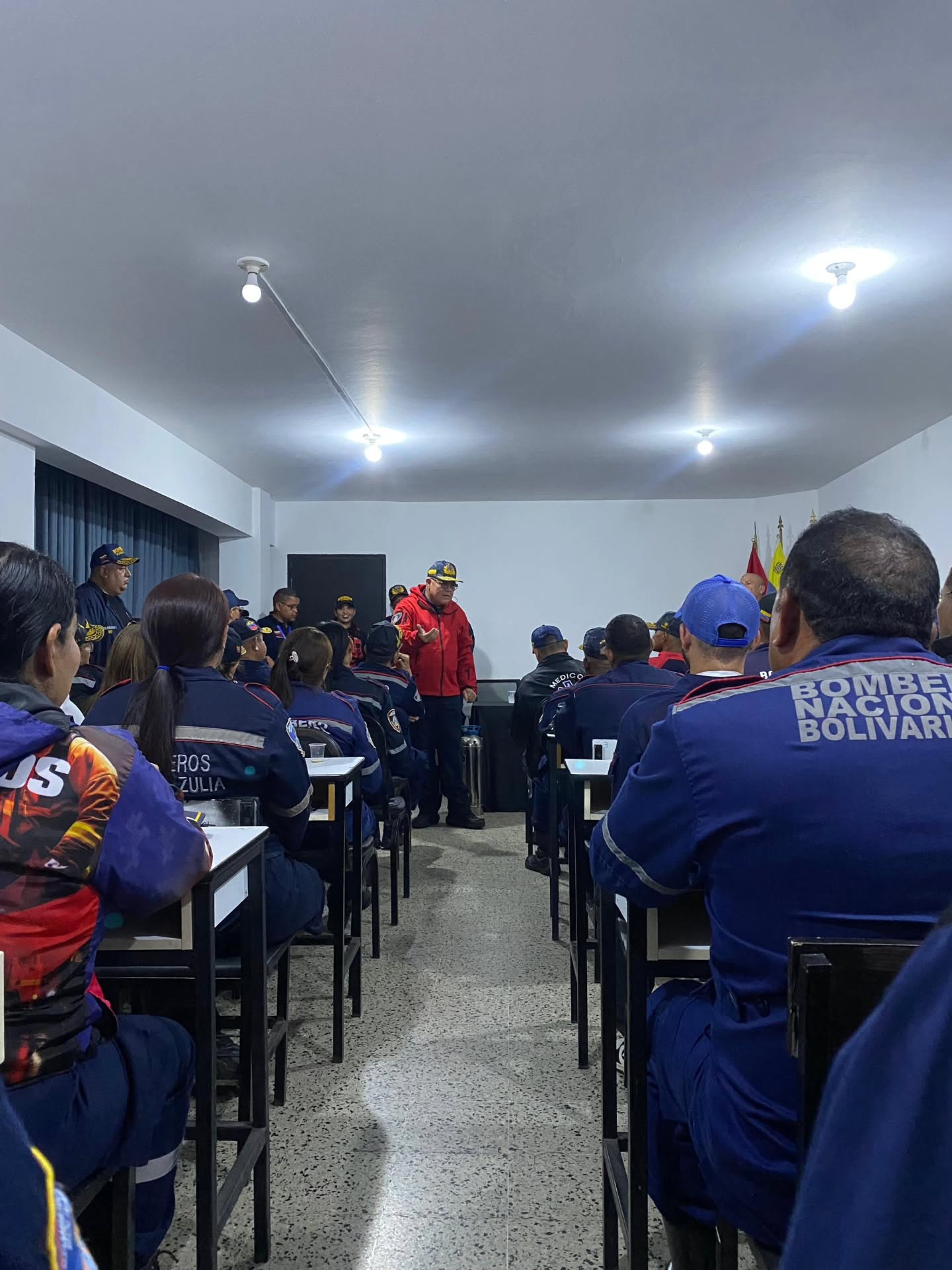 Siguiendo las directrices de la Presidenta Encargada de la República, Delcy Rodríguez, y el liderazgo del Vicepresidente Sectorial para la Seguridad Ciudadana y Paz, Capitán Diosdado Cabello Rondón, junto al Viceministro para la Gestión de Riesgo, Alm. Juan Oti Paituvi, el Primer General (B) PhD. Juan Carlos González, en su papel como Director General Nacional de Bomberos y Presidente del FONBE, llevó a cabo un encuentro trascendental en la estación de Maracaibo, estado Zulia, con los valientes Comandantes de las Estaciones del Cuerpo de Bomberos de la región.
Este encuentro no solo sirvió para compartir ideas y escuchar inquietudes, sino que fue una celebración de la dedicación y el sacrificio de nuestros héroes cotidianos. El equipo del FONBE presentó información crucial sobre sus funciones, reafirmando su compromiso con la Ley Orgánica del Servicio de los Cuerpos de Bomberos.
Cada paso que damos es un avance hacia un futuro más seguro y protegido para nuestras comunidades. Juntos, fortalecemos el espíritu de servicio y la vocación de quienes arriesgan su vida por el bienestar de todos.
¡Sigamos unidos en la construcción de un mañana donde la seguridad y la paz sean la norma!
@minjusticia_ve @mazo4f @dcabellor @vgrpc_mijp @otipaituvi @jgonzalezgeneral #juntosporlavidaylapaz #Bomberos #SeguridadCiudadana #GestiónDeRiesgos #FONBE