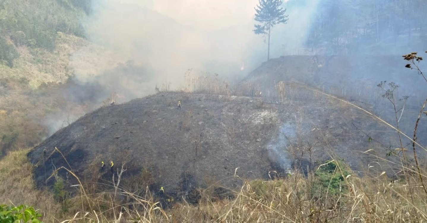 En estos momentos, en el Municipio Libertador, Parroquia Coche, Bajada de Tazón, Km-07, en las adyacencias del Frigorífico de Tazón, por la zona de Ciudad Tiuna se registra un Incendio en Vegetación desde ayer Lunes en horas de la madrugada. El fuego continúa desplazándose, y para combatirlo, los efectivos del Cuerpo de Bomberos Urbanos, Forestales y otros organismos del Estado, como Protección Civil y la Fuerza Armada Nacional Bolivariana (FANB), están trabajando arduamente en las labores de extinción.
Nuestro Primer General (B) Juan Carlos González, Director General Nacional de Bomberos se encuentra supervisando las operaciones, asegurando que se tomen todas las medidas necesarias para proteger a nuestra comunidad.
Con un total de 40 efectivos del Sistema Nacional de Gestión de Riesgos y 4 unidades en el terreno, se están realizando intensas labores para controlar el incendio y minimizar riesgos a la población.
Mantendremos informada a la ciudad sobre el avance de las operaciones.
@minjusticia_ve @fonbe_oficial @dcabellor @cbforestalesven @vgrpc_mijp @minecosocialismo_ve
#Incendio #CuerpoDeBomberos #ProtecciónCivil #FANB #MunicipioLibertador SeguridadComunitaria