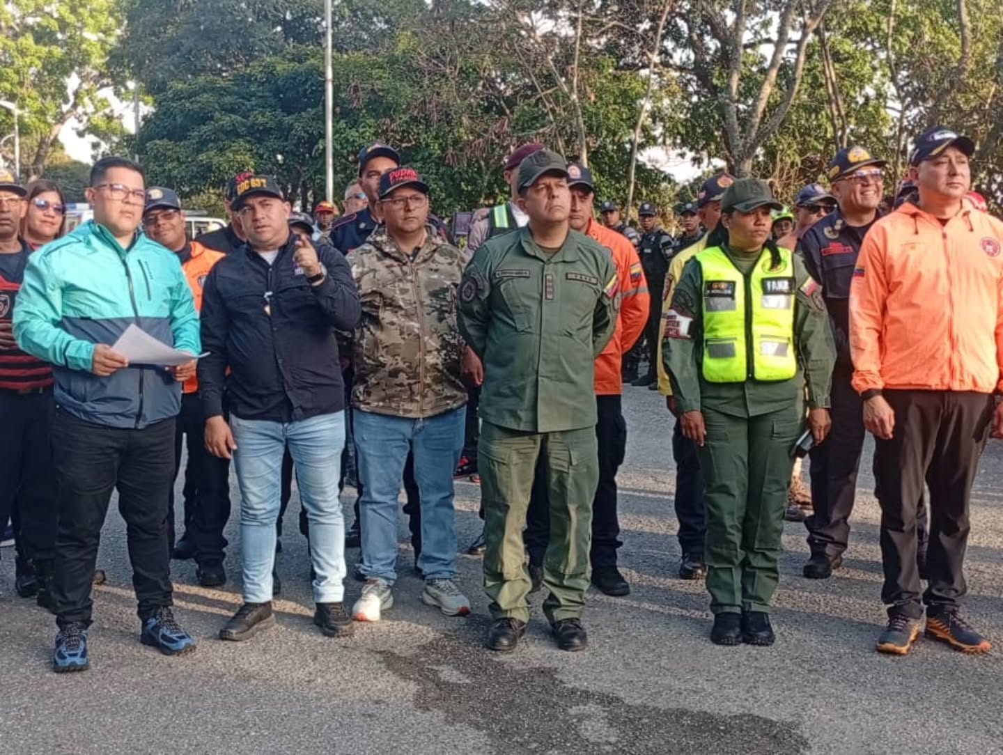 El día de hoy, en el emblemático Mirador Boyacá del Waraira Repano, se llevó a cabo el acto de Balance Operativo de Atención de Incendios Forestales en Caracas, donde se destacó la participación del Primer General (B) Juan Carlos González, quien presentó un informe detallado sobre las estadísticas y procedimientos implementados durante la temporada de incendios.
Durante su intervención, el Primer General subrayó que, en lo que va del año, se han registrado un aproximado de 100 incendios forestales, con un índice de éxito del 95% en la atención y control de estos siniestros. “La colaboración entre los cuerpos de seguridad y la comunidad ha sido clave para reducir las probabilidades de incendios, que se estiman en un 30% menores en comparación con el año anterior”, afirmó.
El evento también contó con la presencia del alto mando del Gobierno de Distrito Capital, incluyendo a Nahum Fernández y Elvis Martínez Santis, quienes enfatizaron la importancia de la seguridad ciudadana y la prevención de incendios forestales. “Es nuestra responsabilidad proteger nuestros espacios naturales y garantizar la seguridad de todos los ciudadanos. La prevención es la mejor herramienta que tenemos”, comentó Fernández.
Se llevaron a cabo procedimientos asistidos y culminados, destacando el trabajo conjunto entre los bomberos forestales, urbanos, brigadas comunitarias y voluntarios, lo que ha permitido una respuesta más ágil y eficaz ante emergencias.
Este balance no solo resalta la labor de los cuerpos de seguridad, sino también el compromiso de la comunidad caraqueña en la protección del medio ambiente. Se hizo un llamado a la ciudadanía para continuar participando activamente en programas de educación y prevención, destacando que la colaboración de todos es esencial para mantener a salvo nuestros bosques y espacios naturales.