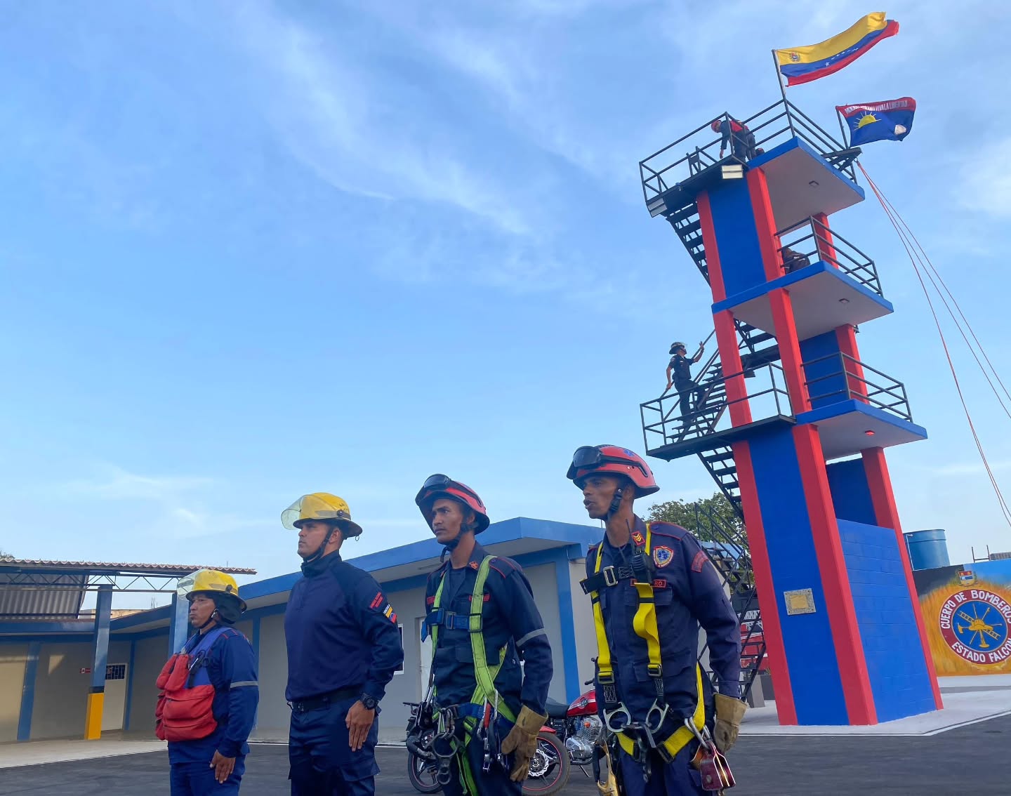 En un emotivo acto este viernes, se inauguró la nueva estación del Cuerpo de Bomberos del Estado Falcón en el municipio Carirubana, específicamente en la hermosa Península de Paraguana. Este importante evento fue encabezado por el Gobernador de la entidad, quien estuvo acompañado por el Primer General Juan Carlos González, Director General Nacional de Bomberos y Presidente del FOMBE.
La inauguración de esta estación representa un hito significativo en la atención y seguridad de la comunidad, gracias a la colaboración entre el FONBE y la DGNB. Ambos organismos han trabajado incansablemente en equipo para fortalecer la infraestructura y la dotación de equipos, asegurando que nuestros valientes bomberos cuenten con las herramientas necesarias para enfrentar cualquier emergencia.
El Primer General Juan Carlos González destacó la importancia de esta nueva estación, subrayando que "este es uno de los primeros cuerpos de bomberos 100% recuperados del territorio nacional". Sus palabras resonaron en los presentes, inspirando a todos los miembros del cuerpo de bomberos y a la comunidad, reafirmando el compromiso de brindar un servicio de calidad y valentía ante cualquier situación que amenace la seguridad de los ciudadanos.
La participación activa de la DGNB y el FONBE fue fundamental en esta inauguración, simbolizando la unión de esfuerzos para garantizar la protección de nuestra población. La dotación de equipos y recursos es una muestra del compromiso de las autoridades con la seguridad y bienestar de los falconianos.
La nueva estación del Cuerpo de Bomberos en Carirubana no solo será un centro de operaciones, sino también un símbolo de esperanza y protección para todos. Con esta inauguración, se da un paso firme hacia un futuro más seguro para la comunidad de Paraguana.