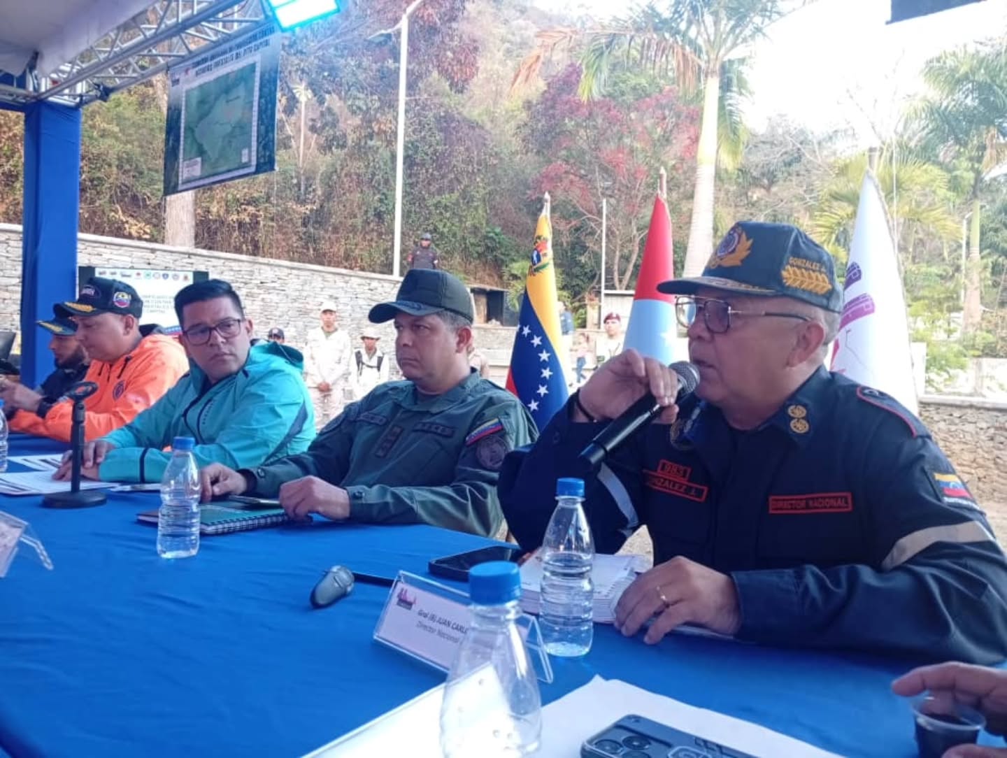 El día de hoy, en el emblemático Mirador Boyacá del Waraira Repano, se llevó a cabo el acto de Balance Operativo de Atención de Incendios Forestales en Caracas, donde se destacó la participación del Primer General (B) Juan Carlos González, quien presentó un informe detallado sobre las estadísticas y procedimientos implementados durante la temporada de incendios.
Durante su intervención, el Primer General subrayó que, en lo que va del año, se han registrado un aproximado de 100 incendios forestales, con un índice de éxito del 95% en la atención y control de estos siniestros. “La colaboración entre los cuerpos de seguridad y la comunidad ha sido clave para reducir las probabilidades de incendios, que se estiman en un 30% menores en comparación con el año anterior”, afirmó.
El evento también contó con la presencia del alto mando del Gobierno de Distrito Capital, incluyendo a Nahum Fernández y Elvis Martínez Santis, quienes enfatizaron la importancia de la seguridad ciudadana y la prevención de incendios forestales. “Es nuestra responsabilidad proteger nuestros espacios naturales y garantizar la seguridad de todos los ciudadanos. La prevención es la mejor herramienta que tenemos”, comentó Fernández.
Se llevaron a cabo procedimientos asistidos y culminados, destacando el trabajo conjunto entre los bomberos forestales, urbanos, brigadas comunitarias y voluntarios, lo que ha permitido una respuesta más ágil y eficaz ante emergencias.
Este balance no solo resalta la labor de los cuerpos de seguridad, sino también el compromiso de la comunidad caraqueña en la protección del medio ambiente. Se hizo un llamado a la ciudadanía para continuar participando activamente en programas de educación y prevención, destacando que la colaboración de todos es esencial para mantener a salvo nuestros bosques y espacios naturales.