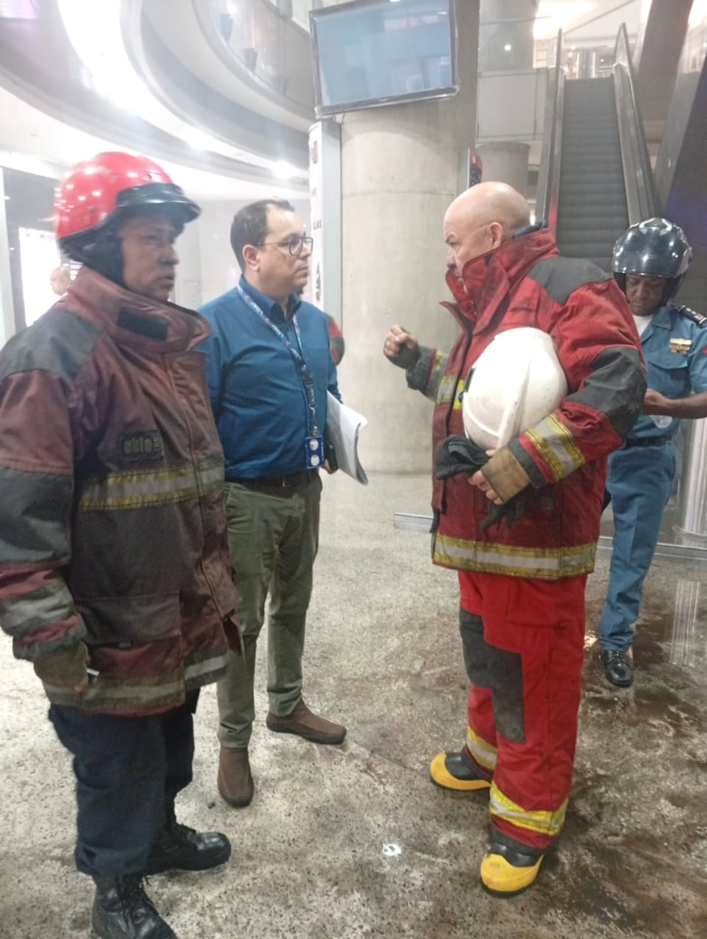 Éxito en la Extinción de Incendio en el Centro Comercial Líder de La California en Caracas.
El Primer General (B) Postdoc. Juan Carlos González lideró con valentía la operación del Cuerpo de Bomberos de Caracas en el establecimiento de comida Hiromi Sushi del Centro Comercial Líder en La California, parroquia Leoncio Martínez
Bajo directrices de el Primer General al menos 10 unidades se desplegaron en la localidad, logrando confinar el fuego y evitar su propagación en los comercios contiguos.
Gracias a su dedicación y esfuerzo, la situación fue controlada, protegiendo a la localidad y minimizando daños, se logró el desalojo de 500 personas en el Centro Comercial.
Agradecemos a todos los héroes que participaron en esta vital misión. Su compromiso y valentía son un ejemplo para todos. 💪🚒
#BomberosMiranda #Héroes #IncendioControlado #JuanCarlosGonzález