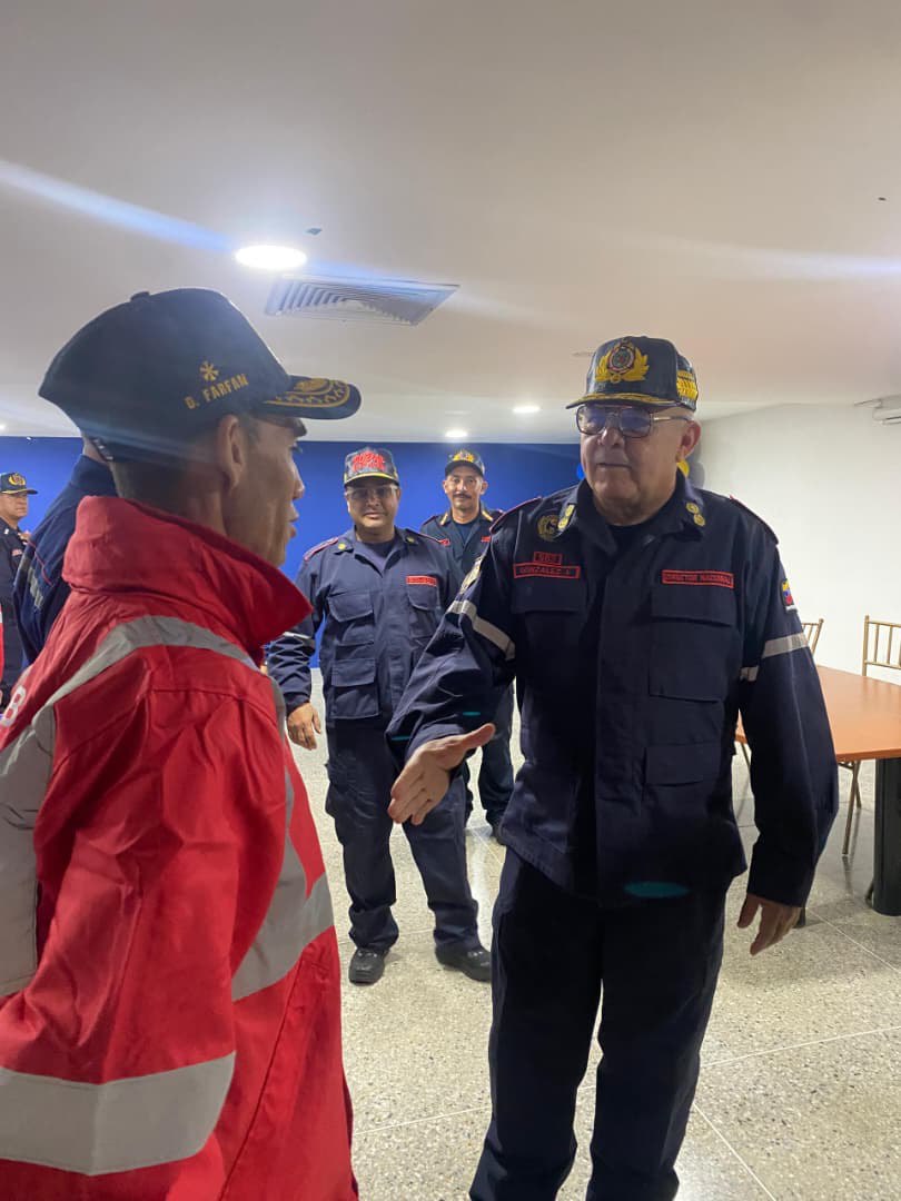 Siguiendo instrucciones de la Presidenta Encargada de la República Delcy Rodríguez y lineamientos del Vicepresidente Sectorial para la Seguridad Ciudadana y Paz Capitán Diosdado Cabello Rondón, y de el Viceministro para la Gestión de Riesgo Alm. Juan Oti Paituvi, el Primer General (B) PhD. Juan Carlos González, en su rol como Director General Nacional de Bomberos y Presidente del FONBE, llevó a cabo una importante reunión en Punto Fijo Edo. Falcón con los Comandantes de las Estaciones del Cuerpo de Bomberos de la entidad.
El encuentro tuvo como objetivo principal compartir, escuchar y aclarar dudas sobre las perspectivas de los presentes. Además, el equipo del FONBE presentó información clave sobre sus funciones, conforme a lo estipulado en la Ley Orgánica del Servicio de los Cuerpos de Bomberos.
Un paso más hacia la mejora y fortalecimiento de nuestros héroes de la vida diaria.
¡Juntos, seguimos trabajando por la seguridad de todas las comunidades!
@minjusticia_ve @mazo4f @dcabellor @vgrpc_mijp @otipaituvi @jgonzalezgeneral #juntosporlavidaylapaz #Bomberos #SeguridadCiudadana #GestiónDeRiesgos #FONBE