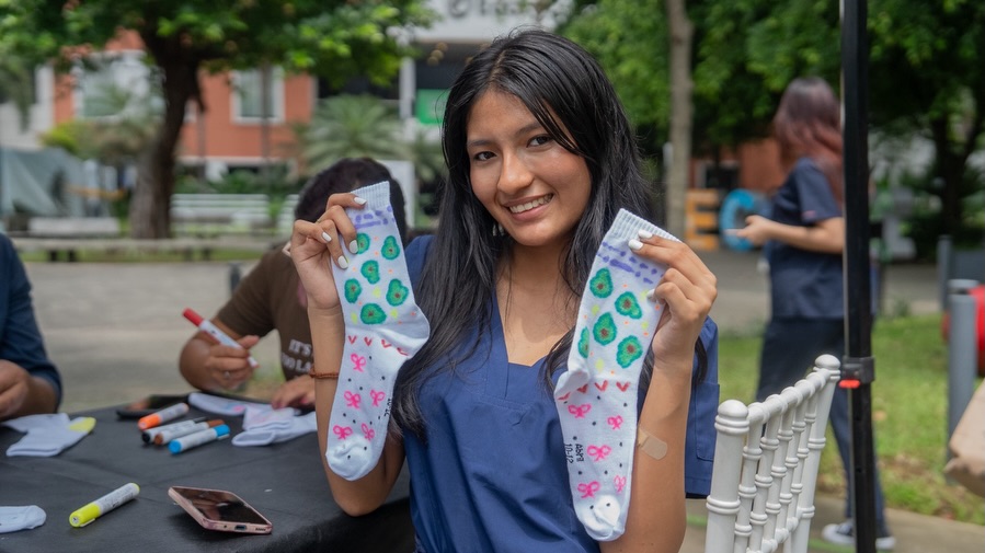 En nuestro Campus Samborondón, desde Bienestar Universitario nos sumamos al Día Mundial del Síndrome de Down con el taller de calcetines disparejos 🧦, como una iniciativa de concientización.
Un gesto simbólico que invita a valorar la diversidad y fomentar la inclusión de nuestra comunidad. 💛