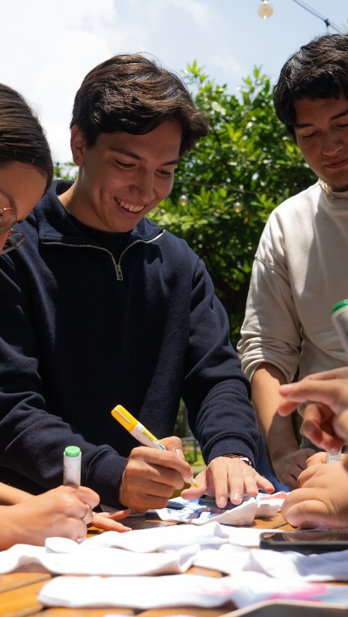 Nuestros estudiantes de los campus Samborondón, Guayaquil y La Costa vivieron “Calcetines disparejos” por el Día Mundial del Síndrome de Down 🧦
En ECOTEC celebramos la diversidad y el valor único de cada persona. 💛