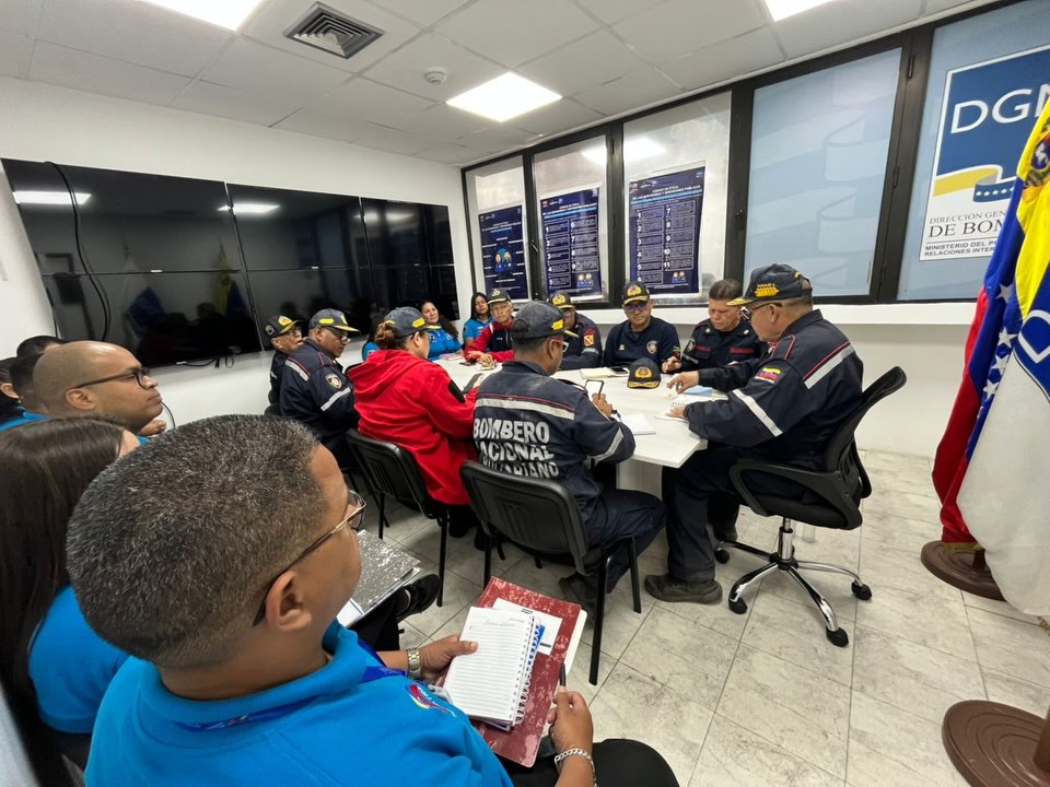 🤝 ¡FORTALECIENDO EL BIENESTAR DE NUESTROS HÉROES!
En la sede de la Dirección General Nacional de Bomberos, se lleva a cabo una mesa de trabajo estratégica entre el equipo multidisciplinario del FONBE y el personal de la DGNB.
El objetivo principal es seguir impulsando políticas que fortalezcan la operatividad y los beneficios socioeconómicos de nuestros valientes héroes y heroínas de azul y rojo.
Asimismo, afinamos detalles para el despliegue del Dispositivo de Seguridad Semana Santa 2026, garantizando que cada funcionario cuente con las herramientas necesarias para proteger a nuestro pueblo en todo el territorio nacional. 🇻🇪🚒
#BomberosVenezuela #FONBE #BienestarBomberil #SemanaSantaSegura #DGNBV