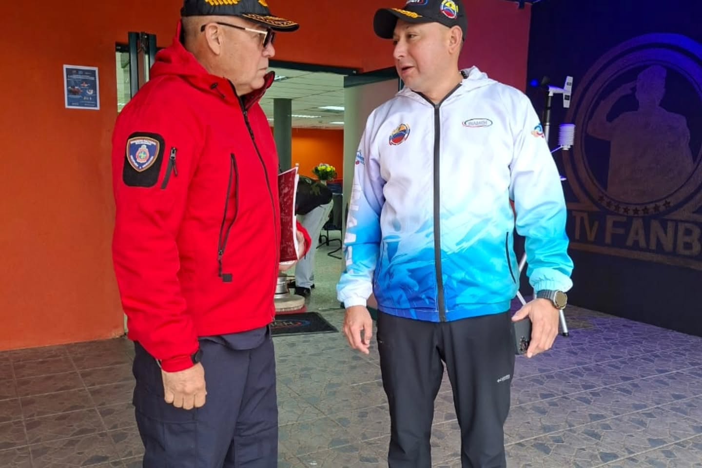 ¡Éxito rotundo en el encuentro del Sistema Nacional de Gestión de Riesgo!
Este jueves, en el Instituto Nacional de Meteorología e Hidrología (Inameh), se realizó un evento clave con los medios de comunicación, enfocado en fortalecer la preparación ciudadana ante desastres naturales.
Entre los presentes, destacaron el viceministro de Gestión de Riesgo y Protección Civil, Alm. Juan Carlos Oti Paituvi, y el presidente del INAMEH, G/B Reidy Zambrano Méndez.
Nuesto Primer General PhD. Juan Carlos González, Director General Nacional de Bomberos y Presidente del FONBE, presentó en solo 15 minutos un balance impecable de todos los cuerpos de bomberos del país. Además, compartió información crucial sobre los incendios forestales que han impactado nuestra nación haciendo énfasis en los recientes incidentes en la región capital.
Se resaltó la importancia de una comunicación clara y efectiva para que la ciudadanía esté siempre informada y lista para actuar.
#GestiónDeRiesgo #Bomberos #inameh #FONBE