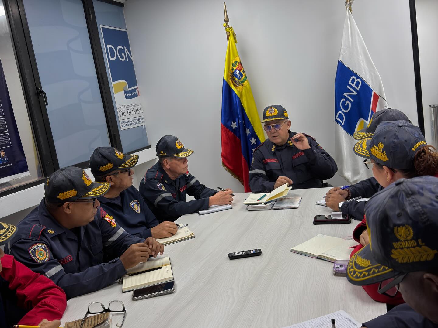 🤝 ¡FORTALECIENDO EL BIENESTAR DE NUESTROS HÉROES!
En la sede de la Dirección General Nacional de Bomberos, se lleva a cabo una mesa de trabajo estratégica entre el equipo multidisciplinario del FONBE y el personal de la DGNB.
El objetivo principal es seguir impulsando políticas que fortalezcan la operatividad y los beneficios socioeconómicos de nuestros valientes héroes y heroínas de azul y rojo.
Asimismo, afinamos detalles para el despliegue del Dispositivo de Seguridad Semana Santa 2026, garantizando que cada funcionario cuente con las herramientas necesarias para proteger a nuestro pueblo en todo el territorio nacional. 🇻🇪🚒
#BomberosVenezuela #FONBE #BienestarBomberil #SemanaSantaSegura #DGNBV