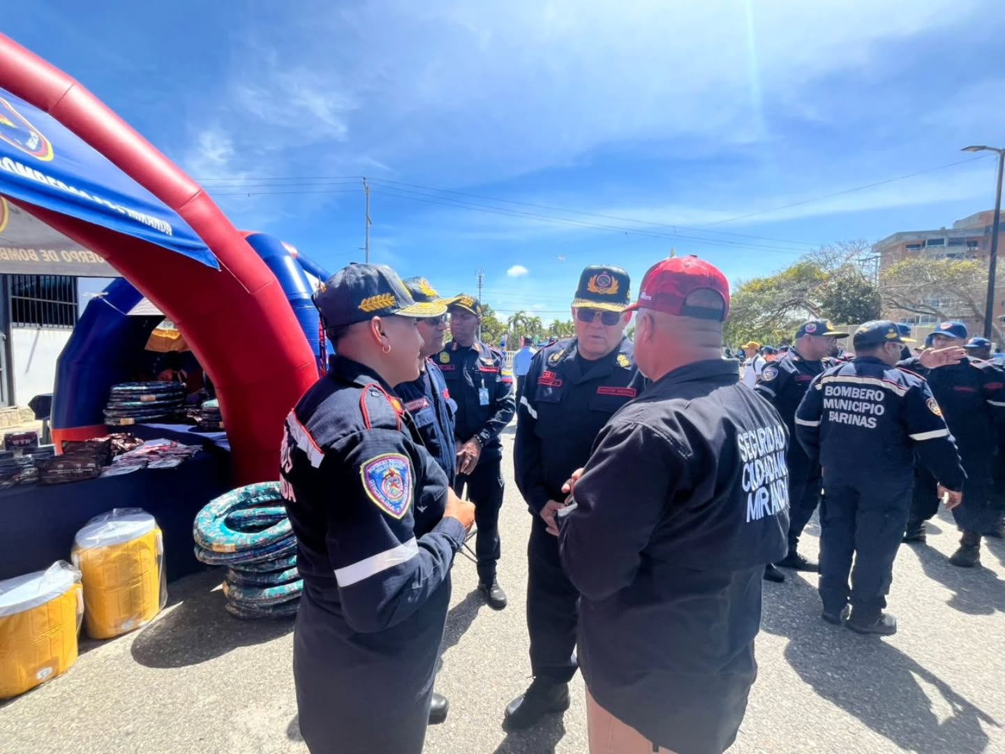 Así inició el despliegue Semana Santa Segura 2026 en el Municipio Brión
Este viernes 27 de marzo, el municipio Brión se convirtió en el escenario del destacado despliegue de la "Semana Santa Segura 2026". Este importante evento contó con la participación del Primer General PhD. Juan Carlos González, Director General Nacional de Bomberos y Presidente del FONBE, así como de la Primera Comandante Laura Gerardi, de Bomberos del Estado Miranda, y Elio Serrano Gobernador de la entidad.
En una perfecta fusión cívico-policial-militar, se llevó a cabo una actividad que resalta el compromiso de las autoridades con la seguridad y bienestar de todos los ciudadanos durante esta temporada. Se realizaron despliegues de unidades y puntos de control en todo el estado Miranda y en el país, garantizando así una respuesta eficiente ante cualquier eventualidad.
Este despliegue fue propicio, para continuar las dotaciones al cuerpo bomberilcon equipos esenciales, incluyendo herramientas, radios, chalecos y uniformes, que son fundamentales para el cumplimiento cabal de sus funciones. Este esfuerzo conjunto refleja la dedicación y el trabajo en equipo necesario para asegurar la protección de la comunidad en estos días de conmemoración.
¡Estamos listos para una Semana Santa segura y llena de paz! 🙌🚒
#SemanaSantaSegura2026 #Bomberos #SeguridadCiudadana #EstadoMiranda