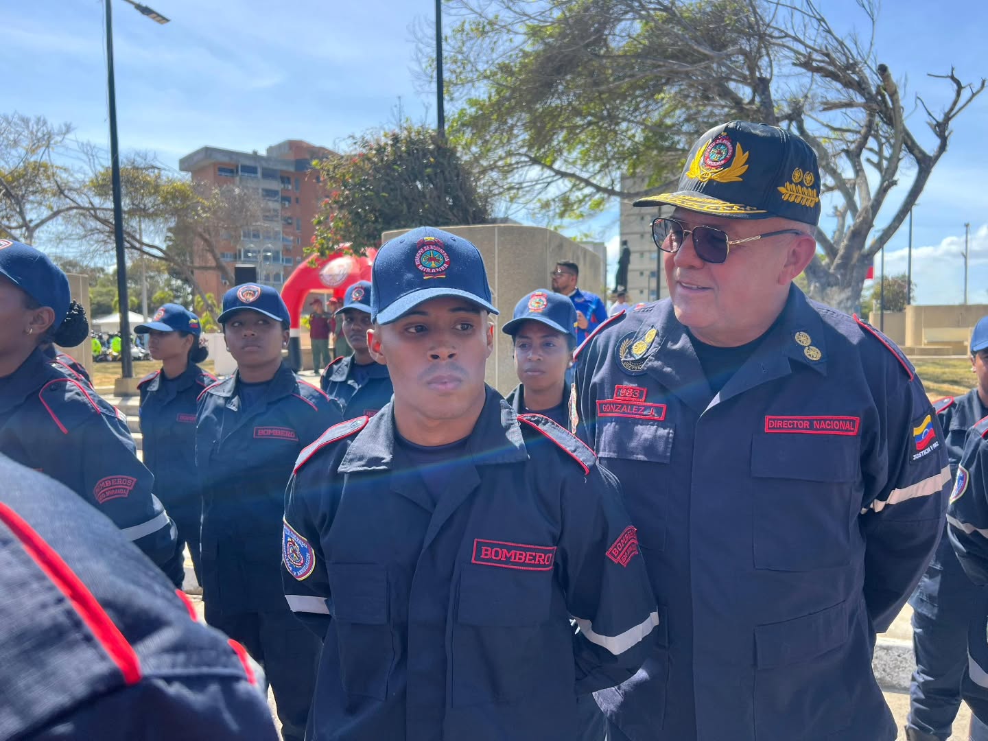 Así inició el despliegue Semana Santa Segura 2026 en el Municipio Brión
Este viernes 27 de marzo, el municipio Brión se convirtió en el escenario del destacado despliegue de la "Semana Santa Segura 2026". Este importante evento contó con la participación del Primer General PhD. Juan Carlos González, Director General Nacional de Bomberos y Presidente del FONBE, así como de la Primera Comandante Laura Gerardi, de Bomberos del Estado Miranda, y Elio Serrano Gobernador de la entidad.
En una perfecta fusión cívico-policial-militar, se llevó a cabo una actividad que resalta el compromiso de las autoridades con la seguridad y bienestar de todos los ciudadanos durante esta temporada. Se realizaron despliegues de unidades y puntos de control en todo el estado Miranda y en el país, garantizando así una respuesta eficiente ante cualquier eventualidad.
Este despliegue fue propicio, para continuar las dotaciones al cuerpo bomberilcon equipos esenciales, incluyendo herramientas, radios, chalecos y uniformes, que son fundamentales para el cumplimiento cabal de sus funciones. Este esfuerzo conjunto refleja la dedicación y el trabajo en equipo necesario para asegurar la protección de la comunidad en estos días de conmemoración.
¡Estamos listos para una Semana Santa segura y llena de paz! 🙌🚒
#SemanaSantaSegura2026 #Bomberos #SeguridadCiudadana #EstadoMiranda