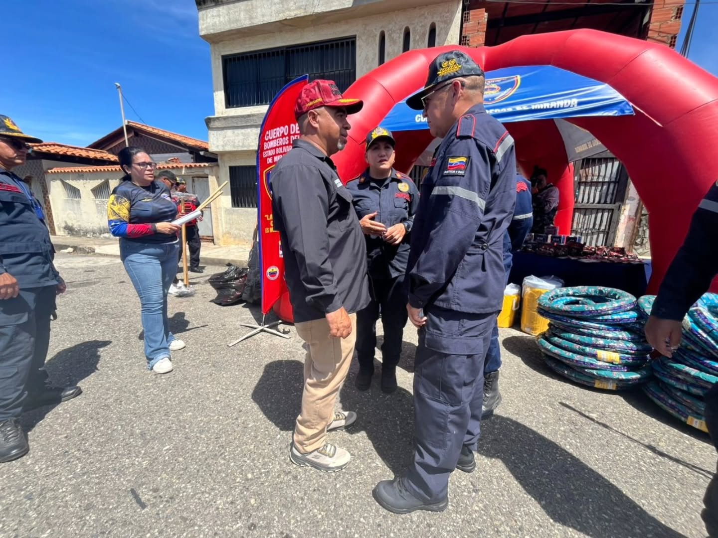 Así inició el despliegue Semana Santa Segura 2026 en el Municipio Brión
Este viernes 27 de marzo, el municipio Brión se convirtió en el escenario del destacado despliegue de la "Semana Santa Segura 2026". Este importante evento contó con la participación del Primer General PhD. Juan Carlos González, Director General Nacional de Bomberos y Presidente del FONBE, así como de la Primera Comandante Laura Gerardi, de Bomberos del Estado Miranda, y Elio Serrano Gobernador de la entidad.
En una perfecta fusión cívico-policial-militar, se llevó a cabo una actividad que resalta el compromiso de las autoridades con la seguridad y bienestar de todos los ciudadanos durante esta temporada. Se realizaron despliegues de unidades y puntos de control en todo el estado Miranda y en el país, garantizando así una respuesta eficiente ante cualquier eventualidad.
Este despliegue fue propicio, para continuar las dotaciones al cuerpo bomberilcon equipos esenciales, incluyendo herramientas, radios, chalecos y uniformes, que son fundamentales para el cumplimiento cabal de sus funciones. Este esfuerzo conjunto refleja la dedicación y el trabajo en equipo necesario para asegurar la protección de la comunidad en estos días de conmemoración.
¡Estamos listos para una Semana Santa segura y llena de paz! 🙌🚒
#SemanaSantaSegura2026 #Bomberos #SeguridadCiudadana #EstadoMiranda