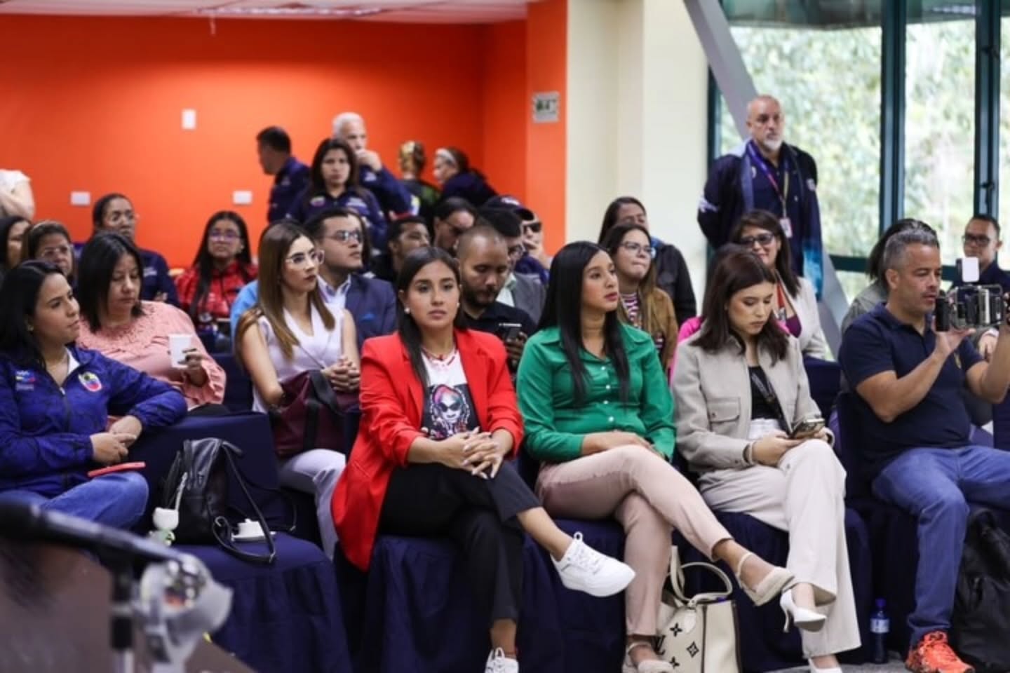 ¡Éxito rotundo en el encuentro del Sistema Nacional de Gestión de Riesgo!
Este jueves, en el Instituto Nacional de Meteorología e Hidrología (Inameh), se realizó un evento clave con los medios de comunicación, enfocado en fortalecer la preparación ciudadana ante desastres naturales.
Entre los presentes, destacaron el viceministro de Gestión de Riesgo y Protección Civil, Alm. Juan Carlos Oti Paituvi, y el presidente del INAMEH, G/B Reidy Zambrano Méndez.
Nuesto Primer General PhD. Juan Carlos González, Director General Nacional de Bomberos y Presidente del FONBE, presentó en solo 15 minutos un balance impecable de todos los cuerpos de bomberos del país. Además, compartió información crucial sobre los incendios forestales que han impactado nuestra nación haciendo énfasis en los recientes incidentes en la región capital.
Se resaltó la importancia de una comunicación clara y efectiva para que la ciudadanía esté siempre informada y lista para actuar.
#GestiónDeRiesgo #Bomberos #inameh #FONBE