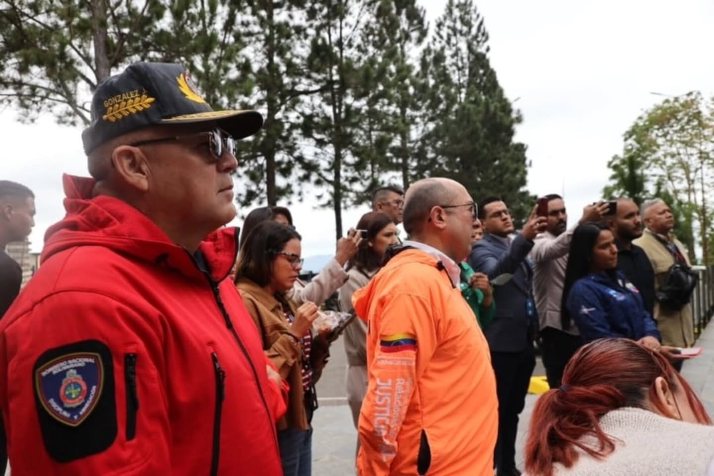 ¡Éxito rotundo en el encuentro del Sistema Nacional de Gestión de Riesgo!
Este jueves, en el Instituto Nacional de Meteorología e Hidrología (Inameh), se realizó un evento clave con los medios de comunicación, enfocado en fortalecer la preparación ciudadana ante desastres naturales.
Entre los presentes, destacaron el viceministro de Gestión de Riesgo y Protección Civil, Alm. Juan Carlos Oti Paituvi, y el presidente del INAMEH, G/B Reidy Zambrano Méndez.
Nuesto Primer General PhD. Juan Carlos González, Director General Nacional de Bomberos y Presidente del FONBE, presentó en solo 15 minutos un balance impecable de todos los cuerpos de bomberos del país. Además, compartió información crucial sobre los incendios forestales que han impactado nuestra nación haciendo énfasis en los recientes incidentes en la región capital.
Se resaltó la importancia de una comunicación clara y efectiva para que la ciudadanía esté siempre informada y lista para actuar.
#GestiónDeRiesgo #Bomberos #inameh #FONBE