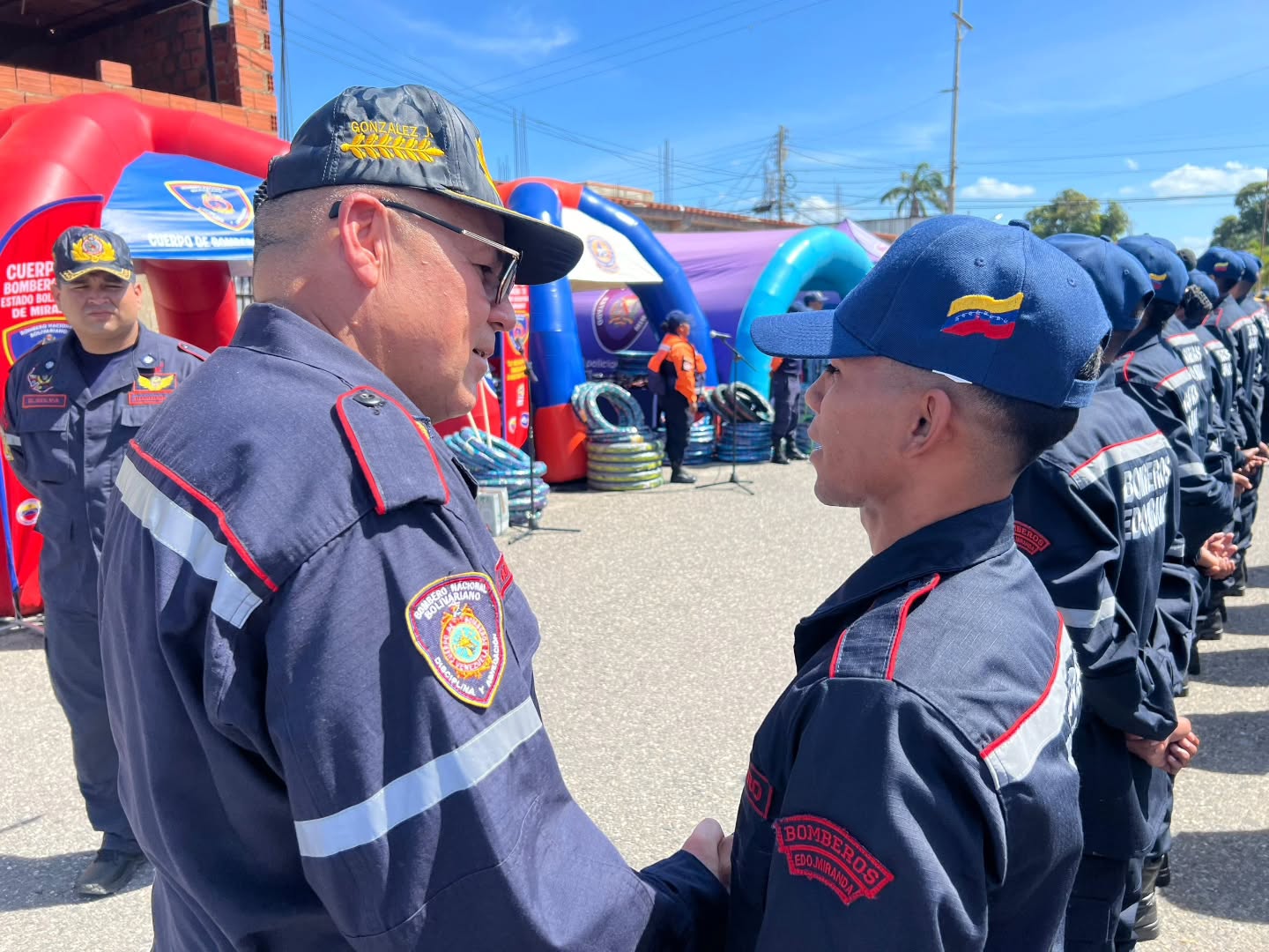 Así inició el despliegue Semana Santa Segura 2026 en el Municipio Brión
Este viernes 27 de marzo, el municipio Brión se convirtió en el escenario del destacado despliegue de la "Semana Santa Segura 2026". Este importante evento contó con la participación del Primer General PhD. Juan Carlos González, Director General Nacional de Bomberos y Presidente del FONBE, así como de la Primera Comandante Laura Gerardi, de Bomberos del Estado Miranda, y Elio Serrano Gobernador de la entidad.
En una perfecta fusión cívico-policial-militar, se llevó a cabo una actividad que resalta el compromiso de las autoridades con la seguridad y bienestar de todos los ciudadanos durante esta temporada. Se realizaron despliegues de unidades y puntos de control en todo el estado Miranda y en el país, garantizando así una respuesta eficiente ante cualquier eventualidad.
Este despliegue fue propicio, para continuar las dotaciones al cuerpo bomberilcon equipos esenciales, incluyendo herramientas, radios, chalecos y uniformes, que son fundamentales para el cumplimiento cabal de sus funciones. Este esfuerzo conjunto refleja la dedicación y el trabajo en equipo necesario para asegurar la protección de la comunidad en estos días de conmemoración.
¡Estamos listos para una Semana Santa segura y llena de paz! 🙌🚒
#SemanaSantaSegura2026 #Bomberos #SeguridadCiudadana #EstadoMiranda