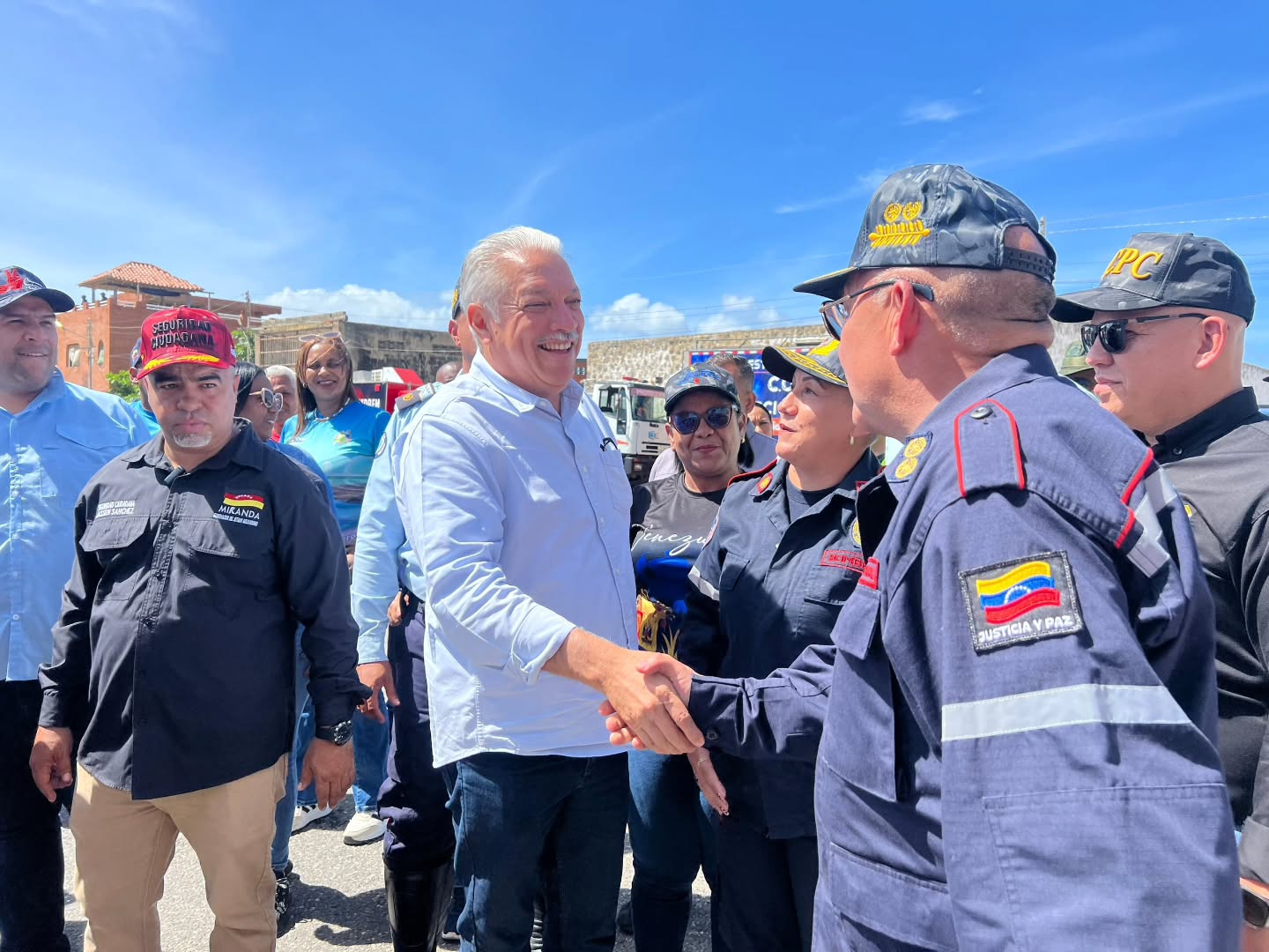 Así inició el despliegue Semana Santa Segura 2026 en el Municipio Brión
Este viernes 27 de marzo, el municipio Brión se convirtió en el escenario del destacado despliegue de la "Semana Santa Segura 2026". Este importante evento contó con la participación del Primer General PhD. Juan Carlos González, Director General Nacional de Bomberos y Presidente del FONBE, así como de la Primera Comandante Laura Gerardi, de Bomberos del Estado Miranda, y Elio Serrano Gobernador de la entidad.
En una perfecta fusión cívico-policial-militar, se llevó a cabo una actividad que resalta el compromiso de las autoridades con la seguridad y bienestar de todos los ciudadanos durante esta temporada. Se realizaron despliegues de unidades y puntos de control en todo el estado Miranda y en el país, garantizando así una respuesta eficiente ante cualquier eventualidad.
Este despliegue fue propicio, para continuar las dotaciones al cuerpo bomberilcon equipos esenciales, incluyendo herramientas, radios, chalecos y uniformes, que son fundamentales para el cumplimiento cabal de sus funciones. Este esfuerzo conjunto refleja la dedicación y el trabajo en equipo necesario para asegurar la protección de la comunidad en estos días de conmemoración.
¡Estamos listos para una Semana Santa segura y llena de paz! 🙌🚒
#SemanaSantaSegura2026 #Bomberos #SeguridadCiudadana #EstadoMiranda