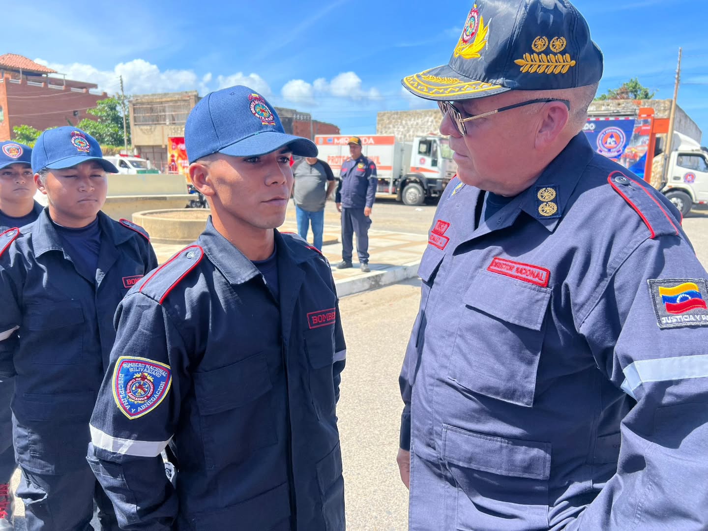 Así inició el despliegue Semana Santa Segura 2026 en el Municipio Brión
Este viernes 27 de marzo, el municipio Brión se convirtió en el escenario del destacado despliegue de la "Semana Santa Segura 2026". Este importante evento contó con la participación del Primer General PhD. Juan Carlos González, Director General Nacional de Bomberos y Presidente del FONBE, así como de la Primera Comandante Laura Gerardi, de Bomberos del Estado Miranda, y Elio Serrano Gobernador de la entidad.
En una perfecta fusión cívico-policial-militar, se llevó a cabo una actividad que resalta el compromiso de las autoridades con la seguridad y bienestar de todos los ciudadanos durante esta temporada. Se realizaron despliegues de unidades y puntos de control en todo el estado Miranda y en el país, garantizando así una respuesta eficiente ante cualquier eventualidad.
Este despliegue fue propicio, para continuar las dotaciones al cuerpo bomberilcon equipos esenciales, incluyendo herramientas, radios, chalecos y uniformes, que son fundamentales para el cumplimiento cabal de sus funciones. Este esfuerzo conjunto refleja la dedicación y el trabajo en equipo necesario para asegurar la protección de la comunidad en estos días de conmemoración.
¡Estamos listos para una Semana Santa segura y llena de paz! 🙌🚒
#SemanaSantaSegura2026 #Bomberos #SeguridadCiudadana #EstadoMiranda