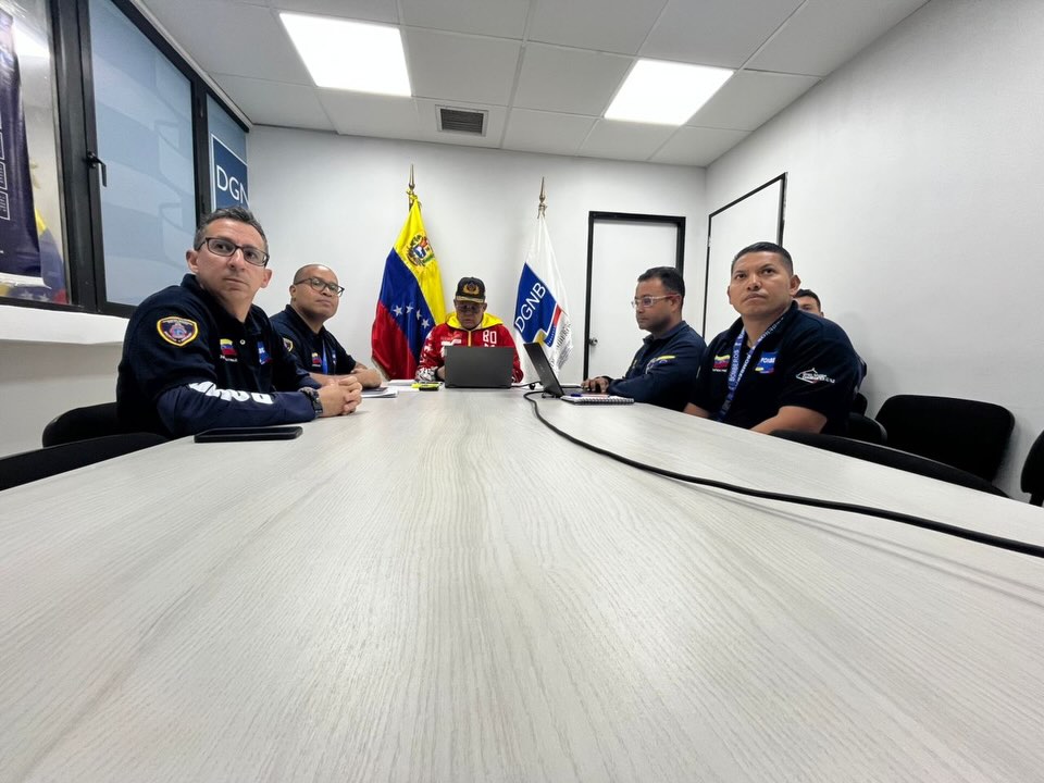 🛡️ ¡PREPARADOS PARA UNA SEMANA SANTA SEGURA 2026!
Bajo las directrices del Viceministro de Prevención, Seguridad Ciudadana y Cuadrantes de Paz, G/D Endes Palencia, se llevó a cabo una importante videoconferencia estratégica de cara al próximo operativo Semana Santa Segura 2026.
En este encuentro virtual participó el Primer General (B) Dr. Juan Carlos González Rodríguez, Director General Nacional de Bomberos y Presidente del FONBE, junto a su equipo de trabajo.
El objetivo central es coordinar el despliegue nacional de nuestros héroes de azul y rojo para garantizar el resguardo, la atención y la paz de todas las familias venezolanas durante el asueto santo.
¡La prevención es nuestra mayor victoria! 🇻🇪🚒
#SemanaSantaSegura2026 #SeguridadCiudadana #CuadrantesDePaz #BomberosVenezuela #PrevencionEsVencer