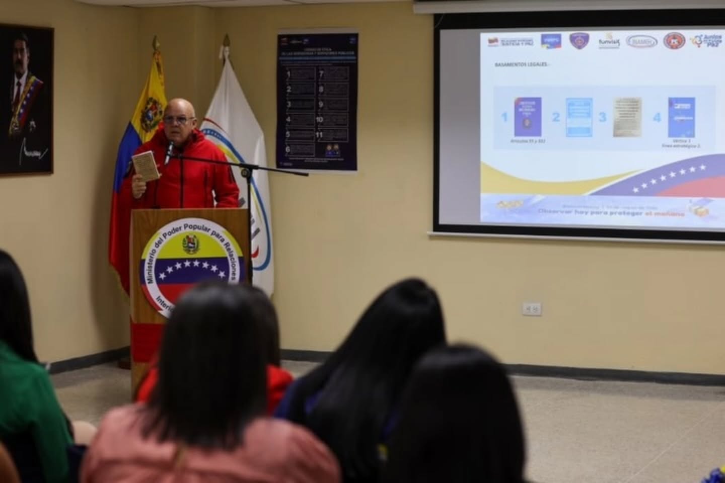 ¡Éxito rotundo en el encuentro del Sistema Nacional de Gestión de Riesgo!
Este jueves, en el Instituto Nacional de Meteorología e Hidrología (Inameh), se realizó un evento clave con los medios de comunicación, enfocado en fortalecer la preparación ciudadana ante desastres naturales.
Entre los presentes, destacaron el viceministro de Gestión de Riesgo y Protección Civil, Alm. Juan Carlos Oti Paituvi, y el presidente del INAMEH, G/B Reidy Zambrano Méndez.
Nuesto Primer General PhD. Juan Carlos González, Director General Nacional de Bomberos y Presidente del FONBE, presentó en solo 15 minutos un balance impecable de todos los cuerpos de bomberos del país. Además, compartió información crucial sobre los incendios forestales que han impactado nuestra nación haciendo énfasis en los recientes incidentes en la región capital.
Se resaltó la importancia de una comunicación clara y efectiva para que la ciudadanía esté siempre informada y lista para actuar.
#GestiónDeRiesgo #Bomberos #inameh #FONBE
