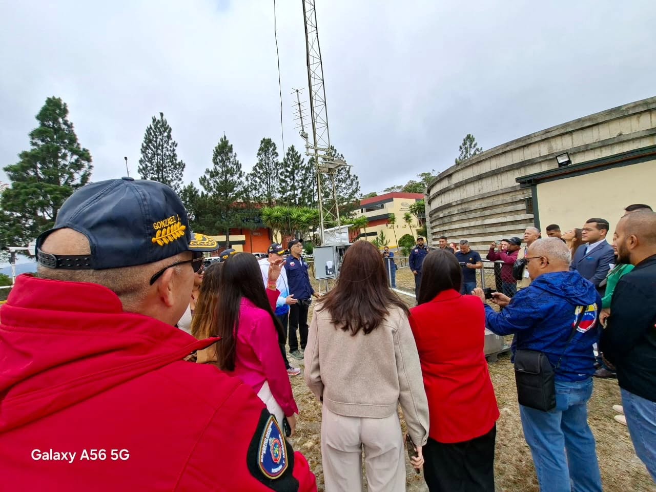 ¡Éxito rotundo en el encuentro del Sistema Nacional de Gestión de Riesgo!
Este jueves, en el Instituto Nacional de Meteorología e Hidrología (Inameh), se realizó un evento clave con los medios de comunicación, enfocado en fortalecer la preparación ciudadana ante desastres naturales.
Entre los presentes, destacaron el viceministro de Gestión de Riesgo y Protección Civil, Alm. Juan Carlos Oti Paituvi, y el presidente del INAMEH, G/B Reidy Zambrano Méndez.
Nuesto Primer General PhD. Juan Carlos González, Director General Nacional de Bomberos y Presidente del FONBE, presentó en solo 15 minutos un balance impecable de todos los cuerpos de bomberos del país. Además, compartió información crucial sobre los incendios forestales que han impactado nuestra nación haciendo énfasis en los recientes incidentes en la región capital.
Se resaltó la importancia de una comunicación clara y efectiva para que la ciudadanía esté siempre informada y lista para actuar.
#GestiónDeRiesgo #Bomberos #inameh #FONBE