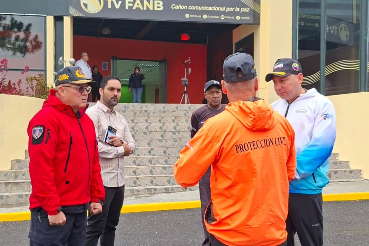 ¡Éxito rotundo en el encuentro del Sistema Nacional de Gestión de Riesgo!
Este jueves, en el Instituto Nacional de Meteorología e Hidrología (Inameh), se realizó un evento clave con los medios de comunicación, enfocado en fortalecer la preparación ciudadana ante desastres naturales.
Entre los presentes, destacaron el viceministro de Gestión de Riesgo y Protección Civil, Alm. Juan Carlos Oti Paituvi, y el presidente del INAMEH, G/B Reidy Zambrano Méndez.
Nuesto Primer General PhD. Juan Carlos González, Director General Nacional de Bomberos y Presidente del FONBE, presentó en solo 15 minutos un balance impecable de todos los cuerpos de bomberos del país. Además, compartió información crucial sobre los incendios forestales que han impactado nuestra nación haciendo énfasis en los recientes incidentes en la región capital.
Se resaltó la importancia de una comunicación clara y efectiva para que la ciudadanía esté siempre informada y lista para actuar.
#GestiónDeRiesgo #Bomberos #inameh #FONBE