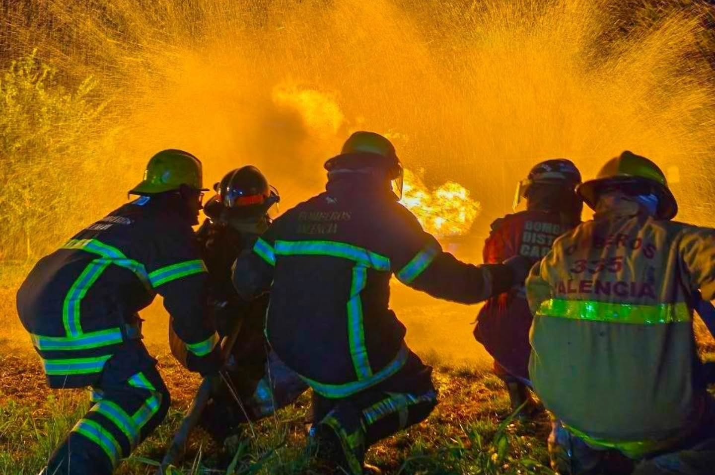 El valor de la enseñanza: General Juan Carlos González lidera con el ejemplo en jornada de capacitación sobre manejo de GLP
Bajo la premisa de que la formación es el cimiento de la seguridad, la Dirección General Nacional de Bomberos llevó a cabo este jueves una jornada intensiva de capacitación especializada en el control y maniobras de gas doméstico y Gas Licuado de Petróleo (GLP).
En un acto que definió el espíritu de la institución, el Primer General (B) Juan Carlos González fue el primero en ingresar al simulador de prácticas en la ciudad de Valencia. Entre llamas y calor extremo, el Director Nacional y su equipo de trabajo demostraron que el liderazgo se ejerce desde la acción, evidenciando los valores de valentía y disciplina que deben regir a todo profesional del fuego.
La actividad no solo contó con la participación de especialistas del FONBE y el poder popular, sino que se convirtió en un aula abierta para el relevo generacional. Aproximadamente 45 estudiantes y cadetes de la UNES El Cafetal y UNES Catia, junto a personal de la estación La Trinidad, se sumaron a esta experiencia práctica de alto nivel.
Durante la entrega de certificados, nuestro Primer General resaltó: "La capacitación constante es nuestro norte. No podemos exigir abnegación si no brindamos conocimiento. Hoy, estos jóvenes y nuestra comunidad están mejor preparados para proteger la vida".
Las imágenes de los funcionarios enfrentando el fuego real son el testimonio vivo de una gestión que no teme a los retos. Esta iniciativa reafirma que la modernización del sistema bomberil pasa, necesariamente, por el fortalecimiento del conocimiento técnico y el valor humano de quienes, día a día, lo dan todo por Venezuela.
#SeguridadCiudadana #Bomberos #Venezuela #Simulador #Valencia