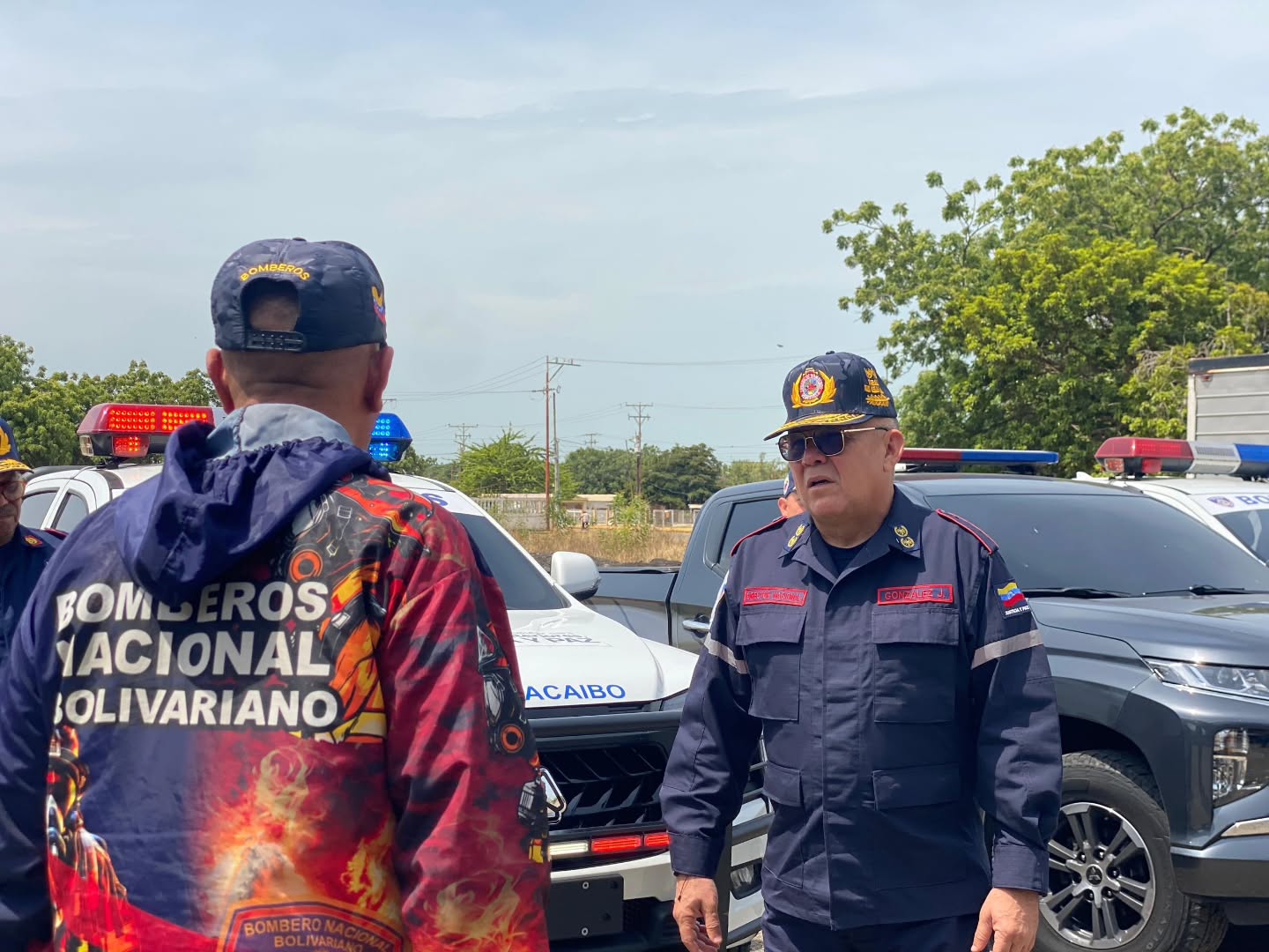 🚨 ¡DOTACIÓN Y EQUIPAMIENTO PARA SANTA RITA! 🧑🚒💧
Continuando con el despliegue de atención en el estado Zulia y siguiendo Instrucciones de la Presidenta (E) Delcy Rodríguez, Ministro Capitán Diosdado Cabello y el Viceministro de Gestion de Riesgos y Protección Civil Alm. Juan Carlos Oti Paituvi, el l Primer General Juan Carlos González, Director General Nacional de Bomberos y Presidente del FONBE, realizó el abordaje integral y la entrega de materiales y equipos esenciales en la estación del Cuerpo de Bomberos de Santa Rita.
Con el objetivo de garantizar una respuesta oportuna ante incendios y diversas emergencias, así como dignificar los espacios de nuestros funcionarios, la estación fue dotada con herramientas operativas, paños de manguera para el combate de incendios y diversos instrumentos de trabajo indispensables para el día a día operativo.
Esta importante dotación permite elevar la capacidad de acción y asegurar que nuestros héroes de azul cuenten con los insumos necesarios para proteger la vida y los bienes de todo el municipio Santa Rita.
¡Avanzamos con paso firme por el fortalecimiento de la seguridad ciudadana!
#BomberosDeSantaRita #Zulia #FONBE #EquipamientoBomberil #SeguridadCiudadana