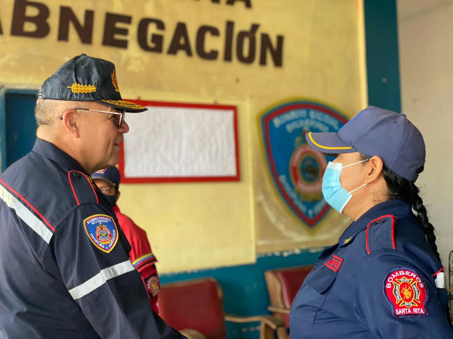 🚨 ¡DOTACIÓN Y EQUIPAMIENTO PARA SANTA RITA! 🧑🚒💧
Continuando con el despliegue de atención en el estado Zulia y siguiendo Instrucciones de la Presidenta (E) Delcy Rodríguez, Ministro Capitán Diosdado Cabello y el Viceministro de Gestion de Riesgos y Protección Civil Alm. Juan Carlos Oti Paituvi, el l Primer General Juan Carlos González, Director General Nacional de Bomberos y Presidente del FONBE, realizó el abordaje integral y la entrega de materiales y equipos esenciales en la estación del Cuerpo de Bomberos de Santa Rita.
Con el objetivo de garantizar una respuesta oportuna ante incendios y diversas emergencias, así como dignificar los espacios de nuestros funcionarios, la estación fue dotada con herramientas operativas, paños de manguera para el combate de incendios y diversos instrumentos de trabajo indispensables para el día a día operativo.
Esta importante dotación permite elevar la capacidad de acción y asegurar que nuestros héroes de azul cuenten con los insumos necesarios para proteger la vida y los bienes de todo el municipio Santa Rita.
¡Avanzamos con paso firme por el fortalecimiento de la seguridad ciudadana!
#BomberosDeSantaRita #Zulia #FONBE #EquipamientoBomberil #SeguridadCiudadana