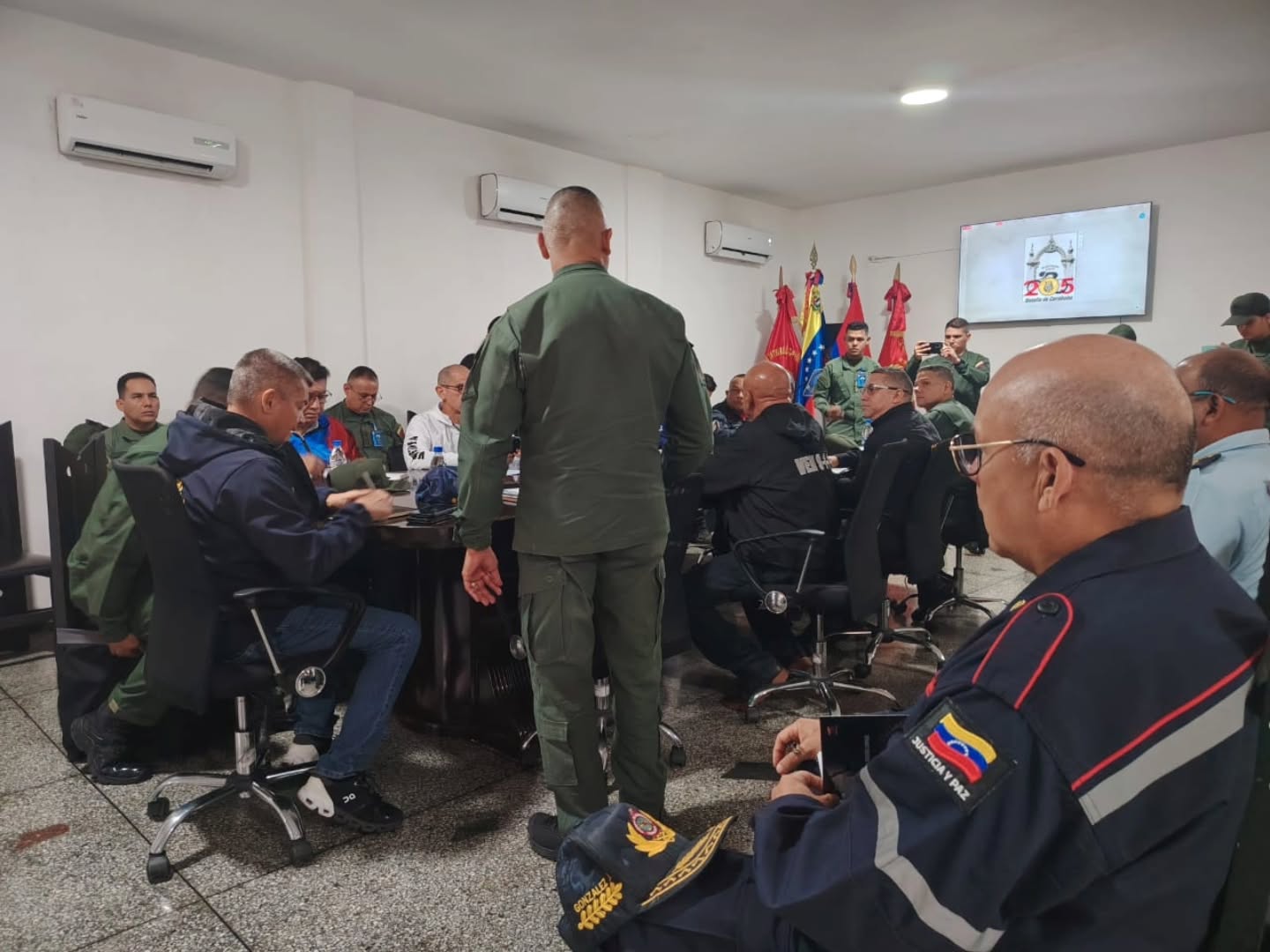 Bajo la premisa de garantizar la integridad de los deportistas, hoy se consolidó la mesa de trabajo estratégica para la 5ta edición de la carrera ciclista "Gran Fondo Batalla de Carabobo".
Este evento, que rinde honores a los 216 años del Ejército Bolivariano, cuenta con el respaldo de los dos ejes fundamentales de prevención en el país.
La reunión estuvo encabezada por el G/D Américo Villegas, con la participación de Nuestro Primer General (B) Juan Carlos González y el Viceministro para la Gestión de Riesgo y Protección Civil, Alm. Juan Carlos Oti Paituvi. Estos líderes, pilares en la arquitectura de seguridad ciudadana, unificaron criterios para establecer un anillo de protección impecable en cada kilómetro de la ruta.
Con esta estructura de alto nivel, Caracas y Carabobo se preparan para una fiesta deportiva que combina el fervor patrio con los más altos estándares de seguridad y organización.
#SeguridadCiudadana #GranFondoBatallaDeCarabobo #EjercitoBolivariano #PrevencionEsClave