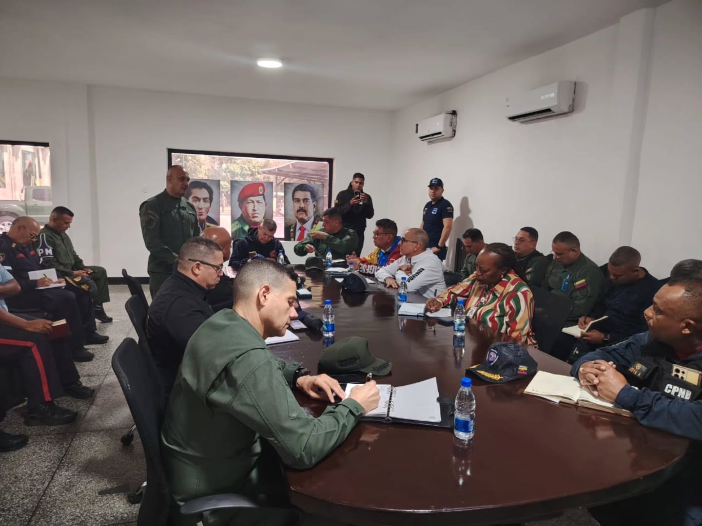 Bajo la premisa de garantizar la integridad de los deportistas, hoy se consolidó la mesa de trabajo estratégica para la 5ta edición de la carrera ciclista "Gran Fondo Batalla de Carabobo".
Este evento, que rinde honores a los 216 años del Ejército Bolivariano, cuenta con el respaldo de los dos ejes fundamentales de prevención en el país.
La reunión estuvo encabezada por el G/D Américo Villegas, con la participación de Nuestro Primer General (B) Juan Carlos González y el Viceministro para la Gestión de Riesgo y Protección Civil, Alm. Juan Carlos Oti Paituvi. Estos líderes, pilares en la arquitectura de seguridad ciudadana, unificaron criterios para establecer un anillo de protección impecable en cada kilómetro de la ruta.
Con esta estructura de alto nivel, Caracas y Carabobo se preparan para una fiesta deportiva que combina el fervor patrio con los más altos estándares de seguridad y organización.
#SeguridadCiudadana #GranFondoBatallaDeCarabobo #EjercitoBolivariano #PrevencionEsClave