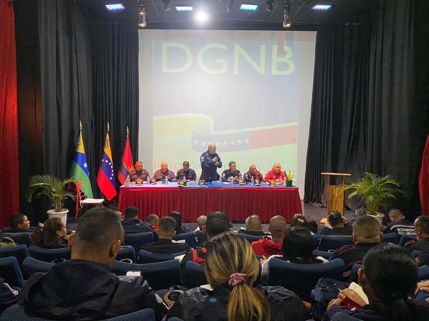Primer General Juan Carlos González Lidera Encuentro Estratégico con la REDAN Central para el Fortalecimiento Jurídico y Operativo.
En un ambiente de alta cohesión institucional y compromiso profesional, el Primer General (B) Juan Carlos González Director General Nacional de Bomberos y Presidente del FONBE, encabezó el Primer Encuentro de Primeros y Primeras Comandantes de la REDAN Central y la REDAN Capital. La jornada, que tuvo como epicentro el imponente Teatro Guacara Plaza, se consolidó como un espacio fundamental para el crecimiento del pie de fuerza bomberil.
Uno de los pilares centrales de este encuentro fue la socialización de la Ley Orgánica del Servicio de Bomberos y de los Cuerpos de Bomberos y Bomberas y Administración de Emergencias de Carácter Civil, así como el análisis profundo de la Constitución de la República.
Bajo la dirección del Primer General, los comandantes debatieron sobre el entramado legal que rige su actuación, garantizando que cada procedimiento esté plenamente respaldado por la normativa vigente.
El evento trascendió la formalidad para convertirse en un debate dinámico y enriquecedor, donde los líderes regionales intercambiaron experiencias sobre las leyes que fortalecen su operatividad y la protección de sus funcionarios.
"No solo se trata de la operatividad en el campo, sino de la solidez de nuestros fundamentos legales. Este debate que hemos generado hoy nos permite salir más fortalecidos y conscientes de nuestra responsabilidad constitucional", destacó el Primer General González ante el cuerpo de comandantes.
Con la realización de este encuentro en el municipio Guacara, la REDAN Central y capital dan un paso firme hacia la modernización y profesionalización, demostrando que la formación teórica y el debate de ideas son herramientas tan vitales como el equipo de rescate para salvaguardar al pueblo venezolano.
#DireccionGeneralNacionalDeBomberos #Guacara