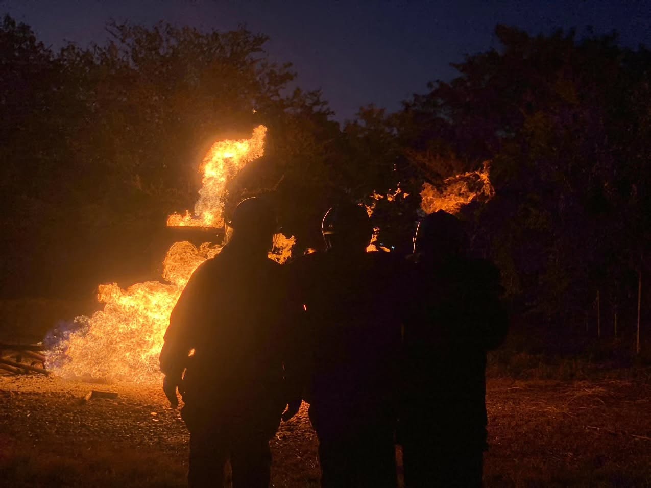 El valor de la enseñanza: General Juan Carlos González lidera con el ejemplo en jornada de capacitación sobre manejo de GLP
Bajo la premisa de que la formación es el cimiento de la seguridad, la Dirección General Nacional de Bomberos llevó a cabo este jueves una jornada intensiva de capacitación especializada en el control y maniobras de gas doméstico y Gas Licuado de Petróleo (GLP).
En un acto que definió el espíritu de la institución, el Primer General (B) Juan Carlos González fue el primero en ingresar al simulador de prácticas en la ciudad de Valencia. Entre llamas y calor extremo, el Director Nacional y su equipo de trabajo demostraron que el liderazgo se ejerce desde la acción, evidenciando los valores de valentía y disciplina que deben regir a todo profesional del fuego.
La actividad no solo contó con la participación de especialistas del FONBE y el poder popular, sino que se convirtió en un aula abierta para el relevo generacional. Aproximadamente 45 estudiantes y cadetes de la UNES El Cafetal y UNES Catia, junto a personal de la estación La Trinidad, se sumaron a esta experiencia práctica de alto nivel.
Durante la entrega de certificados, nuestro Primer General resaltó: "La capacitación constante es nuestro norte. No podemos exigir abnegación si no brindamos conocimiento. Hoy, estos jóvenes y nuestra comunidad están mejor preparados para proteger la vida".
Las imágenes de los funcionarios enfrentando el fuego real son el testimonio vivo de una gestión que no teme a los retos. Esta iniciativa reafirma que la modernización del sistema bomberil pasa, necesariamente, por el fortalecimiento del conocimiento técnico y el valor humano de quienes, día a día, lo dan todo por Venezuela.
#SeguridadCiudadana #Bomberos #Venezuela #Simulador #Valencia
