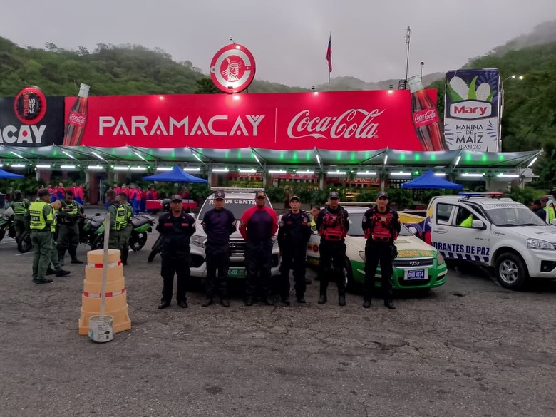 📸 ¡SUPERVISIÓN DIRECTA EN LA ARC! 🚒
Nuestro Director General Nacional de Bomberos y Presidente del FONBE, Primer General Juan Carlos González, se encuentra desplegado en el terreno, realizando una inspección y supervisión directa en todos los puntos de control y prevención a lo largo de la Autopista Regional del Centro (ARC).
Esta importante fiscalización operacional tiene como objetivo constatar la eficiencia y el apresto de cada puesto de seguridad establecido por el Sistema Nacional para la Gestión de Riesgo, en el marco del resguardo de los ciclistas de alto rendimiento que participan en la actividad “Pedaleando por la Gloria 200K”, con motivo del 205° Aniversario de la Batalla de Carabobo.
Con el despliegue de la Brigada Motorizada (GRUMAE), nuestros funcionarios acompañan y protegen el paso del pelotón de atletas que se desplaza desde la Ciudad Capital.
Garantizamos la seguridad vial y la prevención integral con liderazgo, presencia en el terreno y máxima capacidad operativa.
¡El trabajo en equipo consolida la paz de nuestra Patria!
¡Disciplina y Abnegación! 🔥🇻🇪
#BomberosDeVenezuela #GestionDeRiesgo #SupervisionOperativa
#ARC
#Carabobo