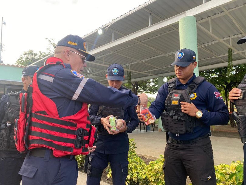 📸 ¡SUPERVISIÓN DIRECTA EN LA ARC! 🚒
Nuestro Director General Nacional de Bomberos y Presidente del FONBE, Primer General Juan Carlos González, se encuentra desplegado en el terreno, realizando una inspección y supervisión directa en todos los puntos de control y prevención a lo largo de la Autopista Regional del Centro (ARC).
Esta importante fiscalización operacional tiene como objetivo constatar la eficiencia y el apresto de cada puesto de seguridad establecido por el Sistema Nacional para la Gestión de Riesgo, en el marco del resguardo de los ciclistas de alto rendimiento que participan en la actividad “Pedaleando por la Gloria 200K”, con motivo del 205° Aniversario de la Batalla de Carabobo.
Con el despliegue de la Brigada Motorizada (GRUMAE), nuestros funcionarios acompañan y protegen el paso del pelotón de atletas que se desplaza desde la Ciudad Capital.
Garantizamos la seguridad vial y la prevención integral con liderazgo, presencia en el terreno y máxima capacidad operativa.
¡El trabajo en equipo consolida la paz de nuestra Patria!
¡Disciplina y Abnegación! 🔥🇻🇪
#BomberosDeVenezuela #GestionDeRiesgo #SupervisionOperativa
#ARC
#Carabobo