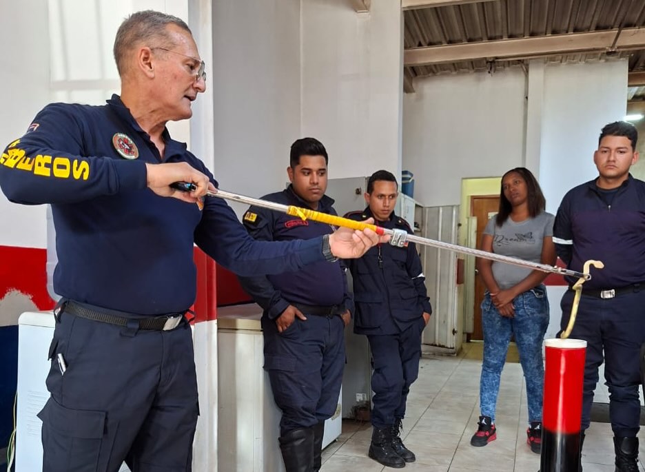 ¡Formación de alto nivel para nuestros héroes!
La Sub-Estación N° 10 de BRIFOR (Brigada Forestal de Caracas) se convirtió en el escenario de un valioso intercambio de conocimientos al recibir a los Bomberos de La Trinidad para el desarrollo del Taller Intensivo de Ofidiología.
Durante una jornada de 9 horas, los funcionarios fortalecieron sus destrezas en el manejo seguro, identificación y protocolos de emergencia ante serpientes, una herramienta clave para su labor en el campo.
Agradecemos enormemente al ponente Mauricio Marrero, cuya experiencia y conocimiento técnico guiaron con éxito esta enriquecedora capacitación.
¡Seguimos sumando esfuerzos para la prevención y la protección de nuestras comunidades y el entorno forestal!
#BriforCaracas #BomberosLaTrinidad #Ofidiologia #BrigadaForestal #CaracasSegura