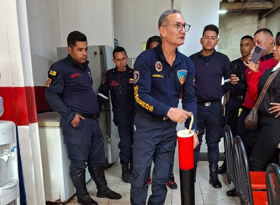 ¡Formación de alto nivel para nuestros héroes!
La Sub-Estación N° 10 de BRIFOR (Brigada Forestal de Caracas) se convirtió en el escenario de un valioso intercambio de conocimientos al recibir a los Bomberos de La Trinidad para el desarrollo del Taller Intensivo de Ofidiología.
Durante una jornada de 9 horas, los funcionarios fortalecieron sus destrezas en el manejo seguro, identificación y protocolos de emergencia ante serpientes, una herramienta clave para su labor en el campo.
Agradecemos enormemente al ponente Mauricio Marrero, cuya experiencia y conocimiento técnico guiaron con éxito esta enriquecedora capacitación.
¡Seguimos sumando esfuerzos para la prevención y la protección de nuestras comunidades y el entorno forestal!
#BriforCaracas #BomberosLaTrinidad #Ofidiologia #BrigadaForestal #CaracasSegura