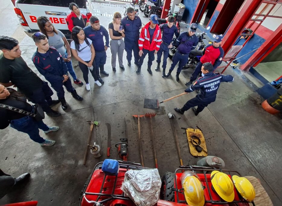 ¡Formación de alto nivel para nuestros héroes!
La Sub-Estación N° 10 de BRIFOR (Brigada Forestal de Caracas) se convirtió en el escenario de un valioso intercambio de conocimientos al recibir a los Bomberos de La Trinidad para el desarrollo del Taller Intensivo de Ofidiología.
Durante una jornada de 9 horas, los funcionarios fortalecieron sus destrezas en el manejo seguro, identificación y protocolos de emergencia ante serpientes, una herramienta clave para su labor en el campo.
Agradecemos enormemente al ponente Mauricio Marrero, cuya experiencia y conocimiento técnico guiaron con éxito esta enriquecedora capacitación.
¡Seguimos sumando esfuerzos para la prevención y la protección de nuestras comunidades y el entorno forestal!
#BriforCaracas #BomberosLaTrinidad #Ofidiologia #BrigadaForestal #CaracasSegura