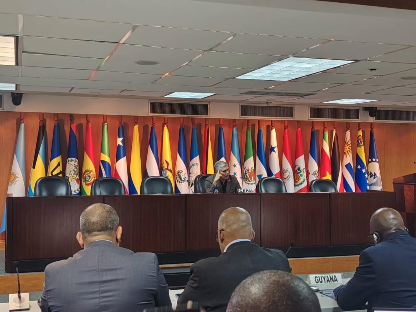 ¡Seguimos avanzando en el Día 2 del V Taller de Gestión del Riesgo de Desastres en el Caribe!
La agenda de trabajo no se detiene, nuestro Primer General (B) Juan Carlos González, presidente del FONBE y Director Nacional de Bomberos, junto al Viceministro de Gestión de Riesgo y Protección Civil Alm. Juan Carlos Oti Paituvi y el Gral. Edwin Isturiz Coordinador Nacional Académico de la DGNB, continúan participando en esta cumbre de alto nivel.
Hoy las mesas de trabajo sumaron una potencia técnica increíble gracias a la articulación conjunta del Sistema Económico Latinoamericano y del Caribe (SELA), la Comisión Económica para América Latina y el Caribe (CEPAL) y La Red de Estudios Sociales en la Prevención de Desastres en Latinoamérica y el Caribe (LA RED).
Nos enfocamos en herramientas metodológicas para pasar de la teoría a la acción: cómo hacer que la infraestructura social de nuestros países sea verdaderamente resiliente y cómo unificar los datos de diferentes regiones para prevenir escenarios críticos en la región.
El conocimiento científico de LA RED, la visión estructural de la CEPAL y el impulso del SELA se unen a la experiencia operativa de nuestros bomberos para blindar el bienestar de nuestras comunidades.
#GestiónDeRiesgo #Dia2 #BomberosVenezuela #CEPAL