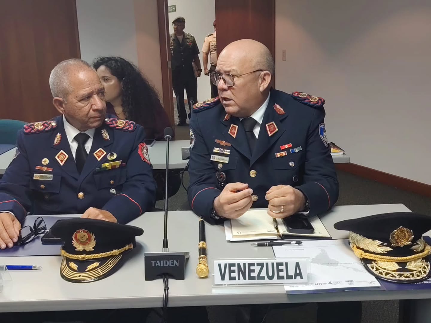 Director Nacional de Bomberos asiste al V Taller de Gestión del Riesgo de Desastres en el Caribe
El Primer General (B) Juan Carlos González participó en el encuentro enfocado en fortalecer la resiliencia sistémica con un enfoque de seguridad y protección social.
Con el firme propósito de consolidar alianzas estratégicas en la región, el Primer General Juan Carlos González, presidente del Fondo Nacional de Bomberos y Bomberas (FONBE) y Director Nacional de Bomberos, asistió al V Taller de Gestión del Riesgo de Desastres en el Caribe "Fortaleciendo la resiliencia sistémica con enfoque social".
El evento, organizado por el Sistema Económico Latinoamericano y del Caribe (SELA), sirvió como un espacio de articulación de alto nivel impulsado de manera conjunta por Comisión Económica para América Latina y el Caribe (CEPAL) y La Red de Estudios Sociales en la Prevención de Desastres en Latinoamérica y el Caribe (LA RED)
La congregación reunió a aproximadamente 50 especialistas y autoridades clave en la gestión de riesgo de ambas naciones, contando además con la destacada participación del Viceministerio para la Gestión de Riesgo y Protección Civil de Venezuela.
El eje central de los debates y mesas de trabajo giró en torno al fortalecimiento de las capacidades técnicas e institucionales de los países participantes en materia de mitigación de desastres. Para ello, se planteó la incorporación de un enfoque integral que logre articular eficazmente las políticas públicas de seguridad con los sistemas de protección social en toda América Latina y el Caribe.
Con su participación, el Primer General reafirmó el compromiso de los Cuerpos de Bomberos y de las instituciones venezolanas en la vanguardia de la prevención, apostando por una cooperación binacional que responda de manera sistémica y humana a las realidades climáticas y geográficas de la región.
#HéroesDeAzulYRojo #Bomberos #gestiónderiesgos