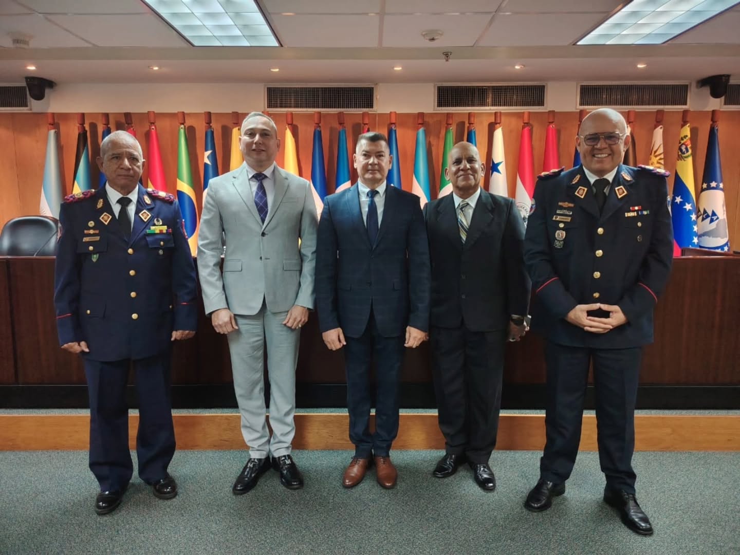 Director Nacional de Bomberos asiste al V Taller de Gestión del Riesgo de Desastres en el Caribe
El Primer General (B) Juan Carlos González participó en el encuentro enfocado en fortalecer la resiliencia sistémica con un enfoque de seguridad y protección social.
Con el firme propósito de consolidar alianzas estratégicas en la región, el Primer General Juan Carlos González, presidente del Fondo Nacional de Bomberos y Bomberas (FONBE) y Director Nacional de Bomberos, asistió al V Taller de Gestión del Riesgo de Desastres en el Caribe "Fortaleciendo la resiliencia sistémica con enfoque social".
El evento, organizado por el Sistema Económico Latinoamericano y del Caribe (SELA), sirvió como un espacio de articulación de alto nivel impulsado de manera conjunta por Comisión Económica para América Latina y el Caribe (CEPAL) y La Red de Estudios Sociales en la Prevención de Desastres en Latinoamérica y el Caribe (LA RED)
La congregación reunió a aproximadamente 50 especialistas y autoridades clave en la gestión de riesgo de ambas naciones, contando además con la destacada participación del Viceministerio para la Gestión de Riesgo y Protección Civil de Venezuela.
El eje central de los debates y mesas de trabajo giró en torno al fortalecimiento de las capacidades técnicas e institucionales de los países participantes en materia de mitigación de desastres. Para ello, se planteó la incorporación de un enfoque integral que logre articular eficazmente las políticas públicas de seguridad con los sistemas de protección social en toda América Latina y el Caribe.
Con su participación, el Primer General reafirmó el compromiso de los Cuerpos de Bomberos y de las instituciones venezolanas en la vanguardia de la prevención, apostando por una cooperación binacional que responda de manera sistémica y humana a las realidades climáticas y geográficas de la región.
#HéroesDeAzulYRojo #Bomberos #gestiónderiesgos